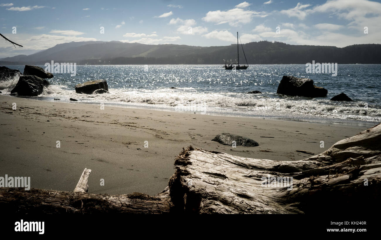 Ein einsames Boot ankered in die glitzernde San Juan Straße. von Trasher Cove Campingplatz gesehen (West Coast Trail, Vancouver Island, BC, Kanada) Stockfoto