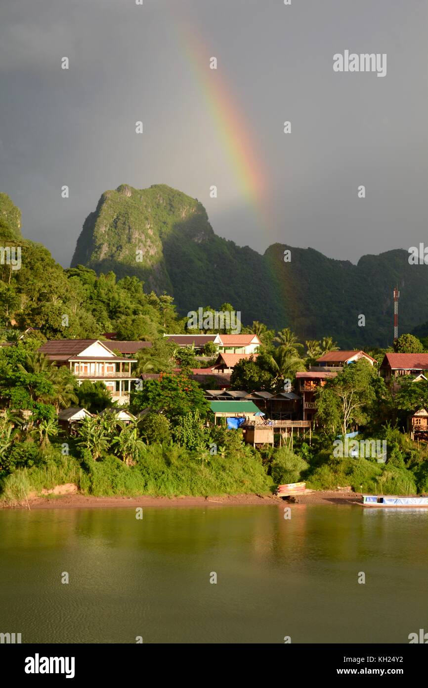 Regenbogen über Nong khiaw, Laos, am frühen Abend licht Stockfoto