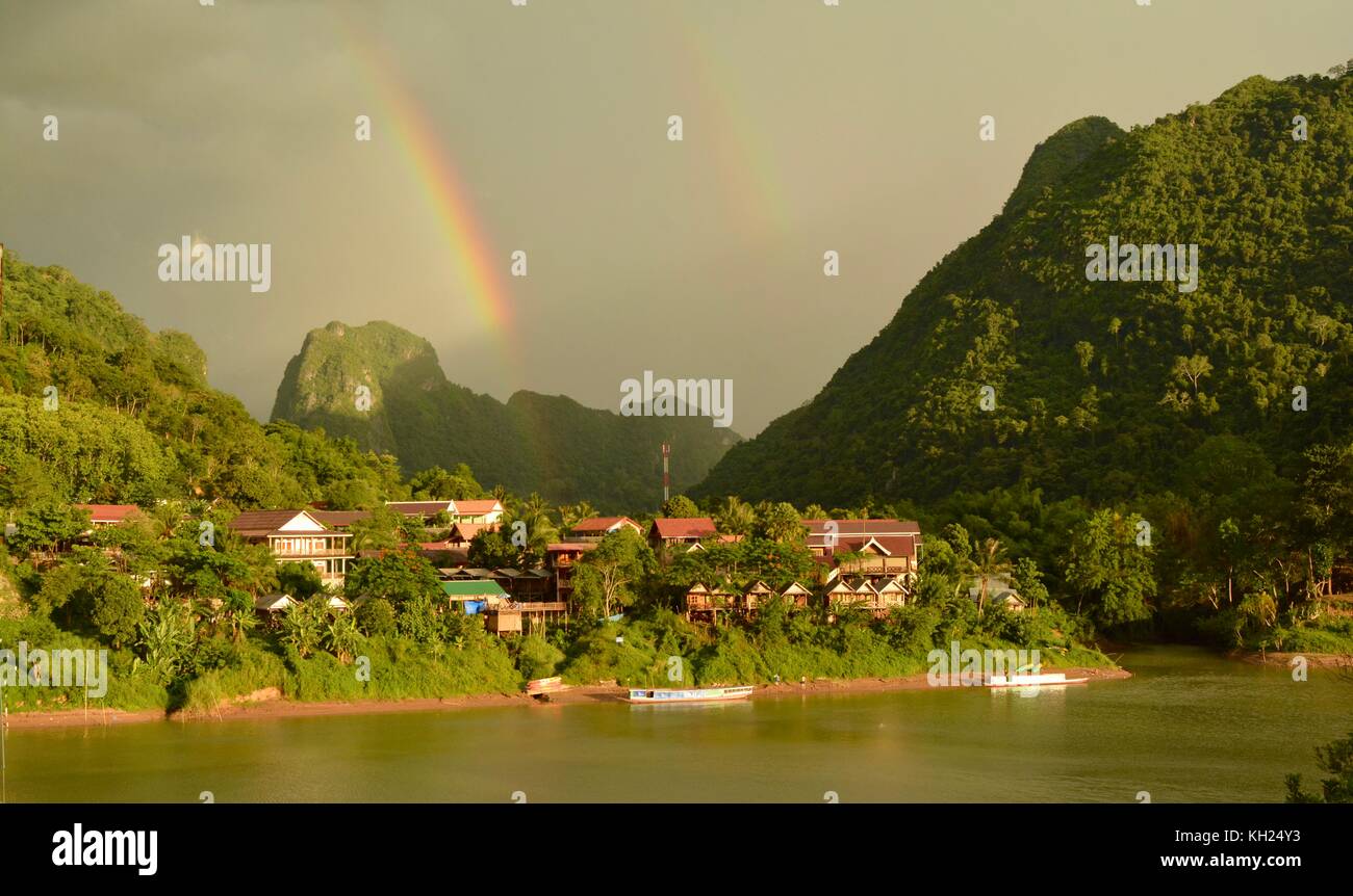 Regenbogen über Nong khiaw, Laos, am frühen Abend licht Stockfoto