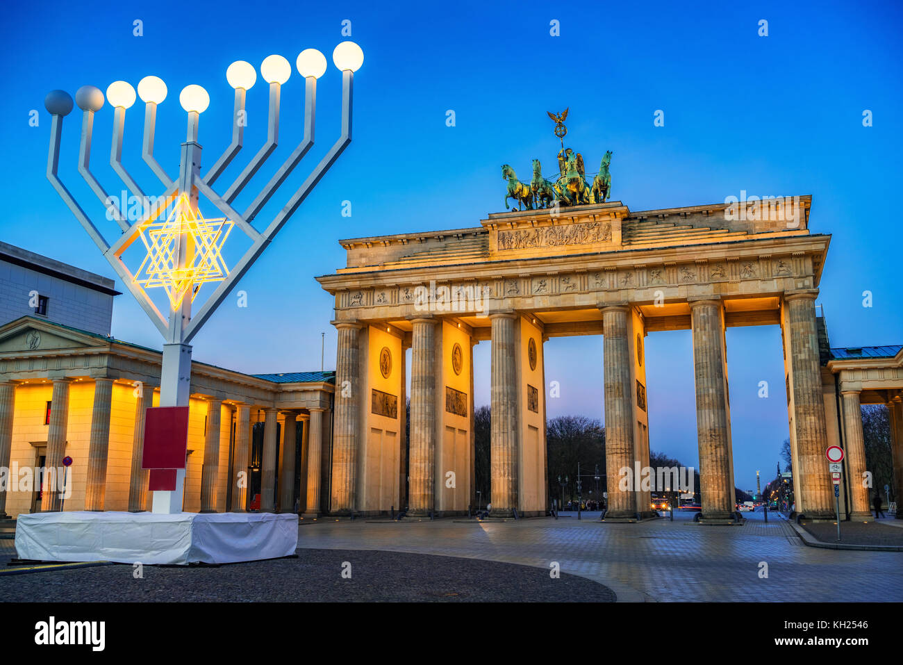 Brandenburger Tor und Hanukkah Menorah Stockfoto