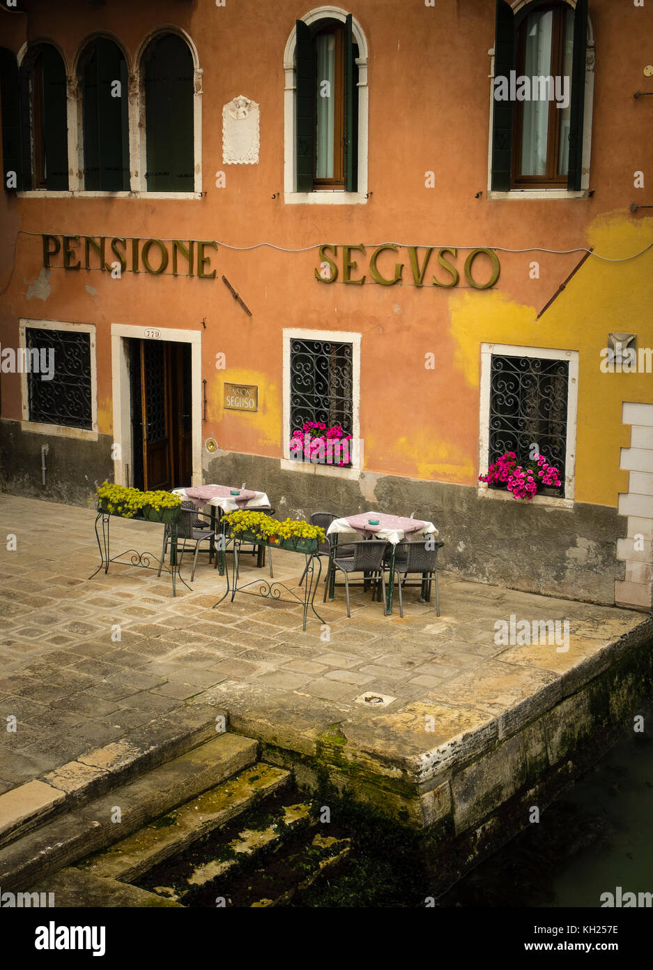 Einen gemütlichen Essbereich Lage außerhalb der Pensione Seguso in Venedig, Italien Stockfoto