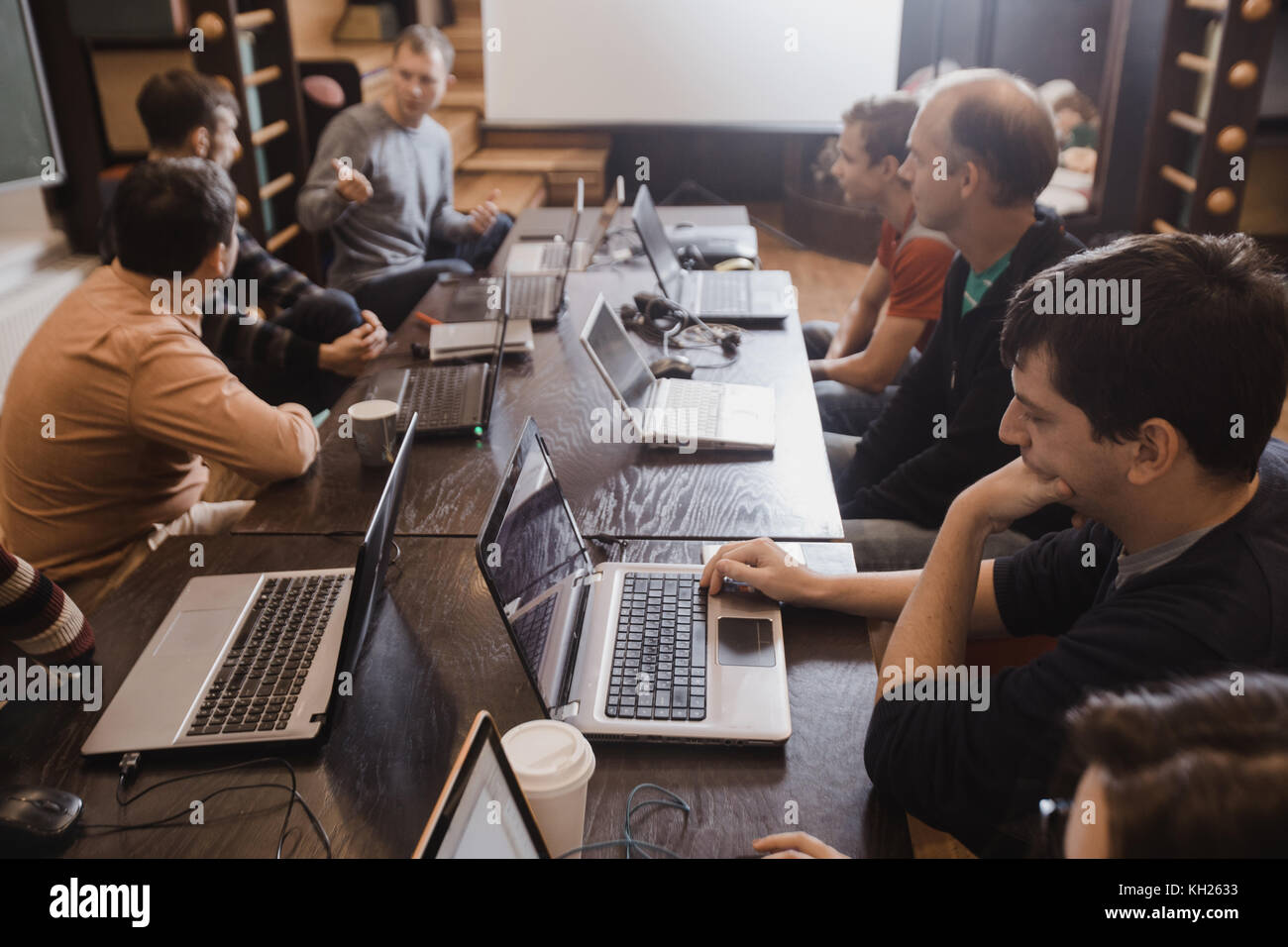 Leute mit Laptops Brainstorming Stockfoto