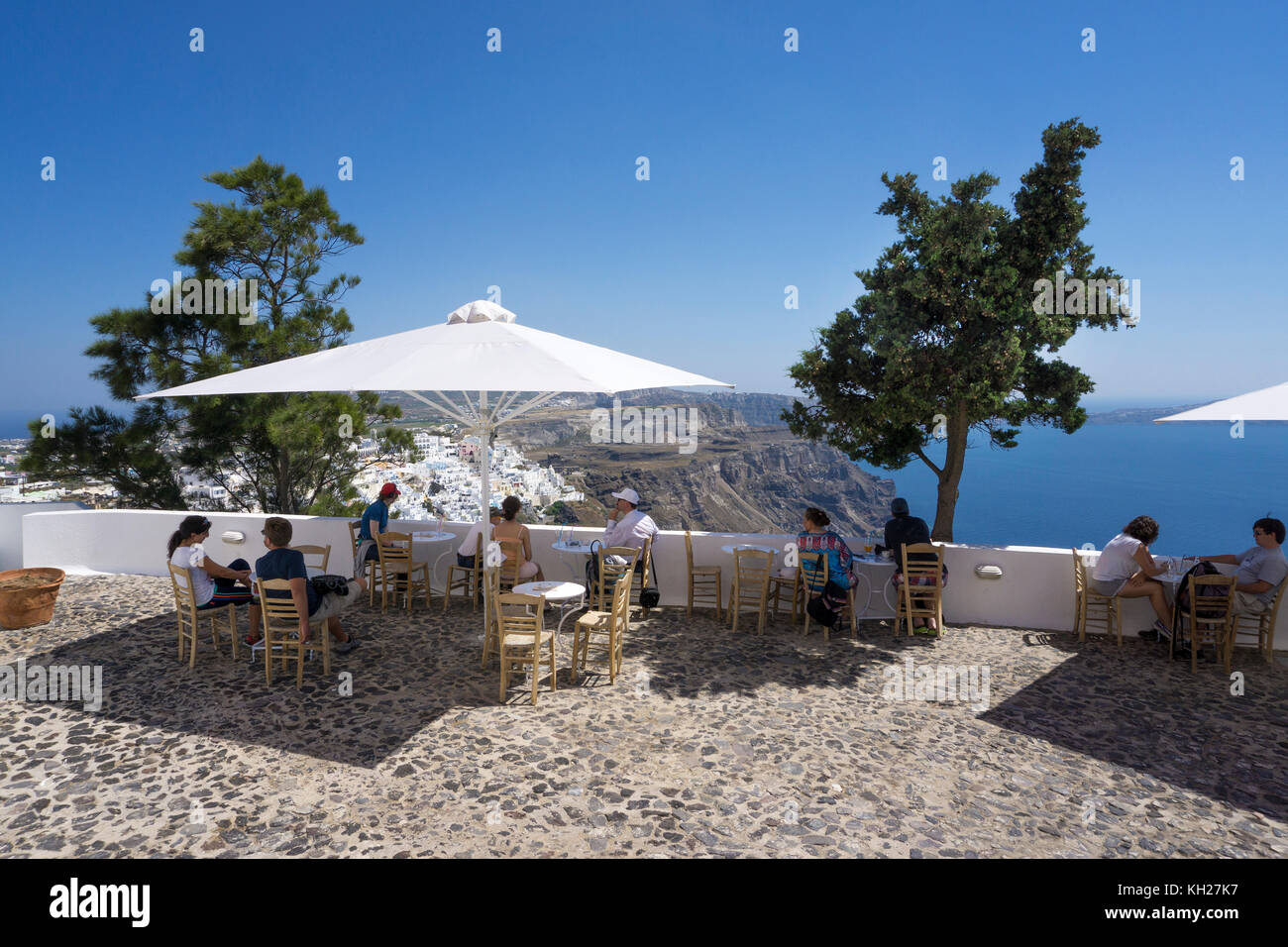 Taverne am Kraterrand mit Blick auf die Caldera und Thira, Santorini, Kykladen, Griechenland, Mittelmeer, Europa Stockfoto