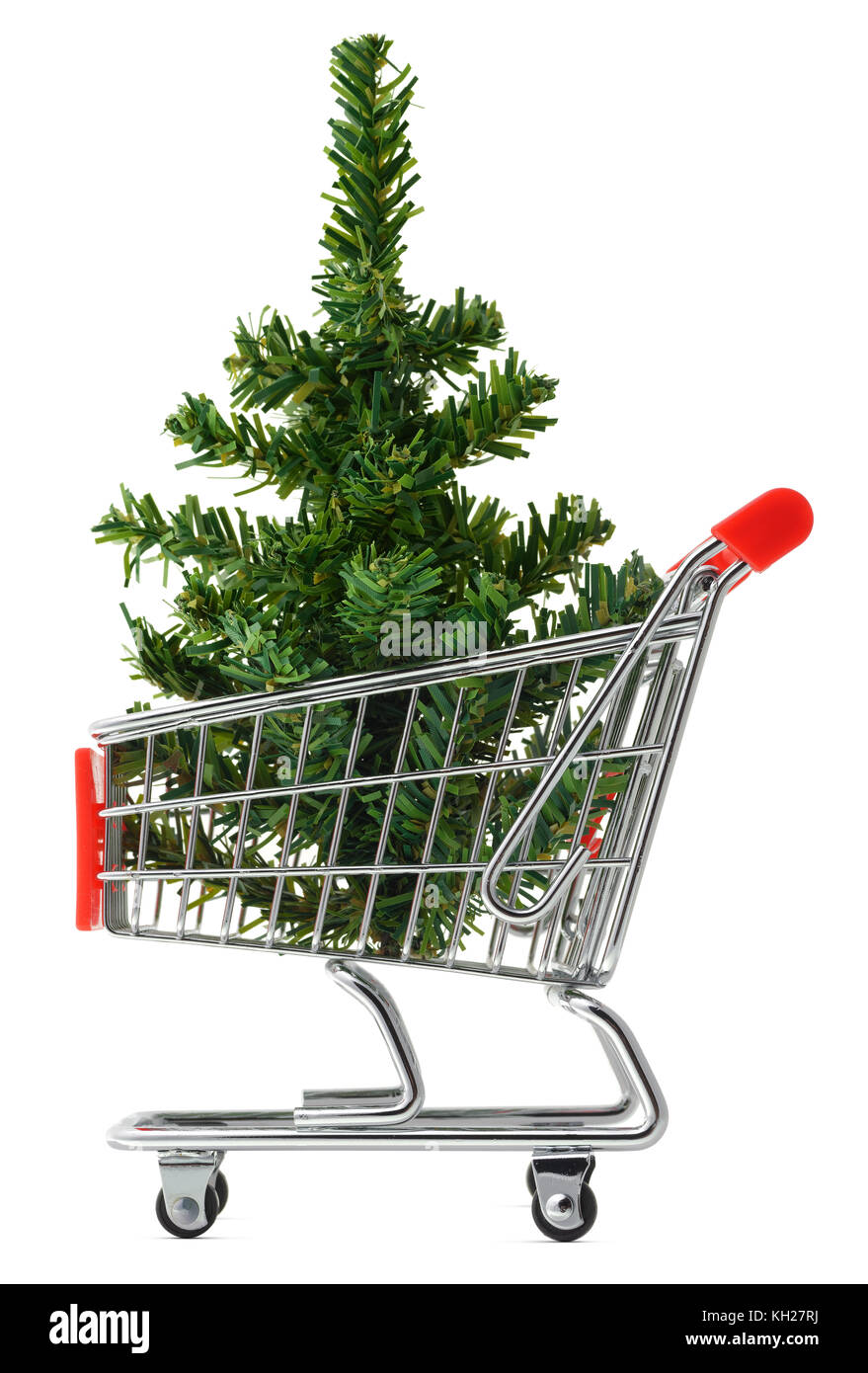 Isolierte Objekte: toy Weihnachtsbaum in einem Warenkorb, auf weißem Hintergrund, saisonale Shopping Konzept Stockfoto