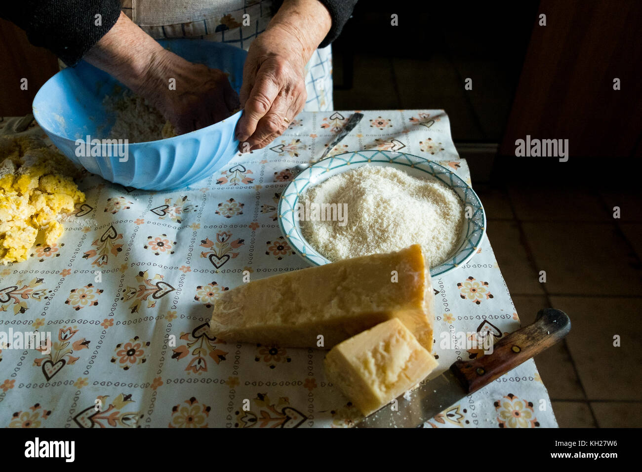 Oma, die Pasta die alte traditionelle Weise mit Parmesan Stockfoto