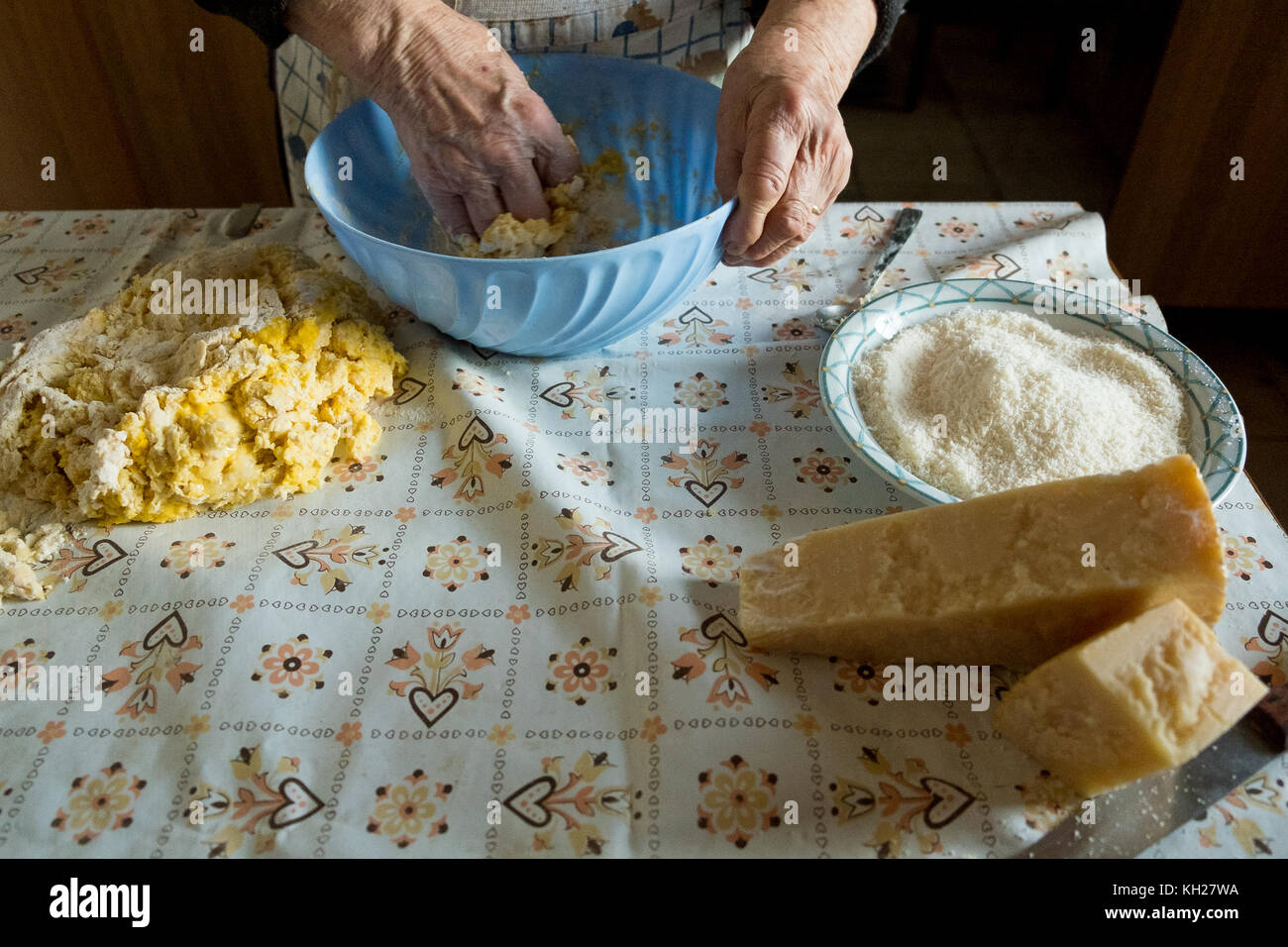 Oma, die Pasta die alte traditionelle Weise mit Parmesan Stockfoto