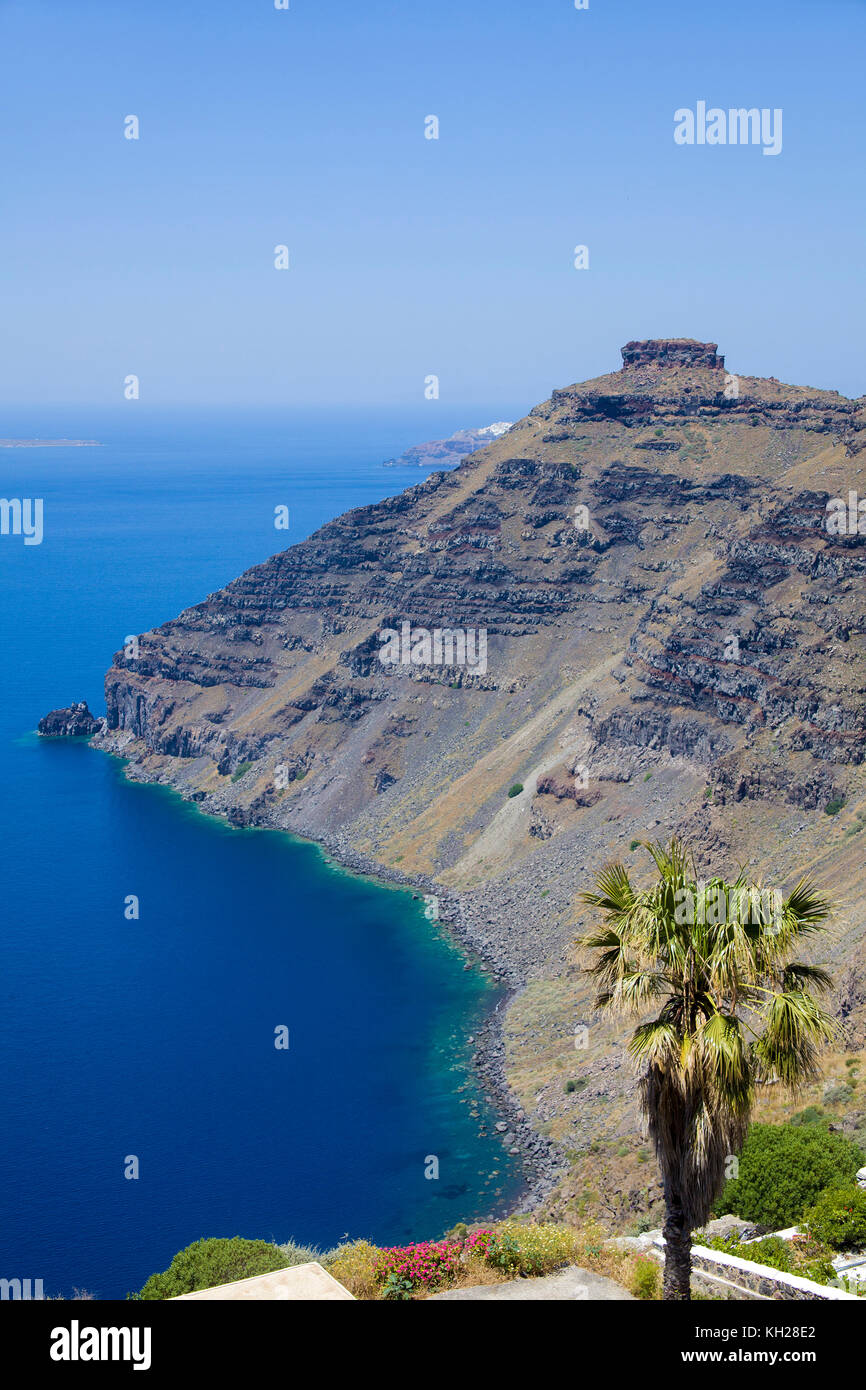 Blick vom Kraterrand Pfad am Dorf Imerovigli auf Caldera und Scaros rock, Santorini, Kykladen, Griechenland, Mittelmeer, Europa Stockfoto