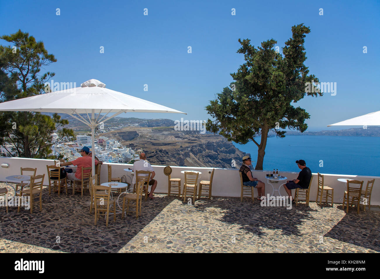 Terrasse der Taverne am Kraterrand mit Blick auf die Stadt Thira und die Caldera, Santorini, Kykladen, Griechenland, Mittelmeer, Europa Stockfoto