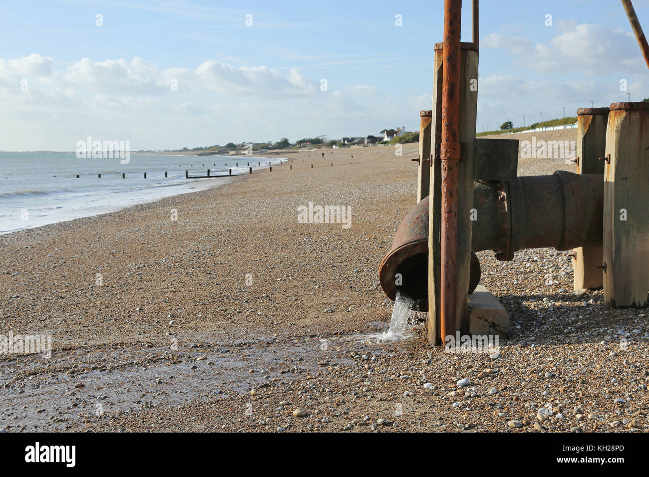 Ein Sturmwasserüberlaufrohr führt Wasser an den öffentlichen Strand von Bognor Regis in Sussex, Großbritannien Stockfoto