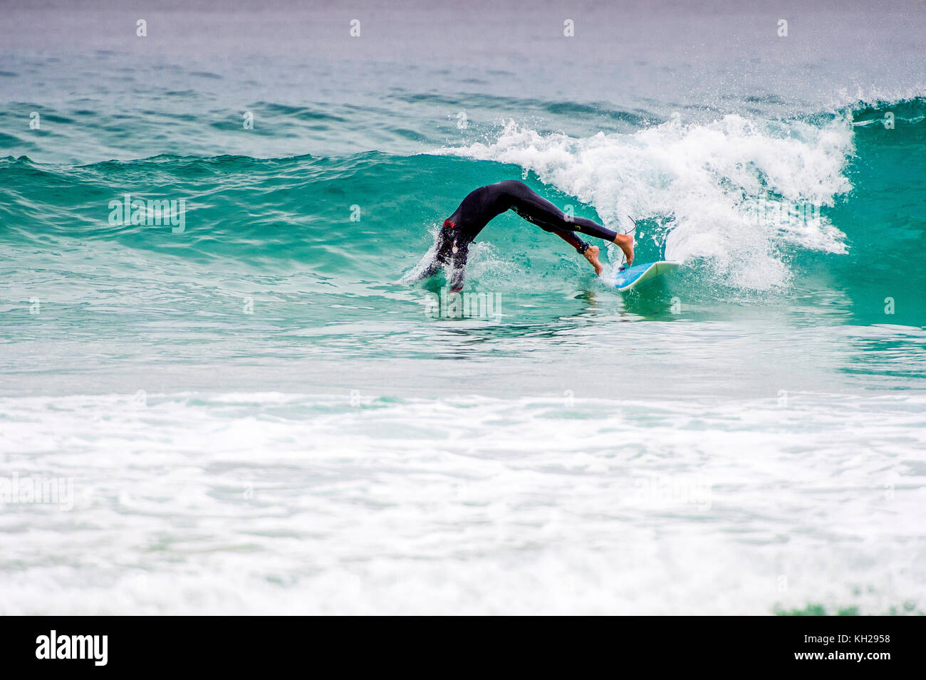 Ein Surfer tilgt am Bondi Beach, Sydney, NSW, Australien Stockfoto