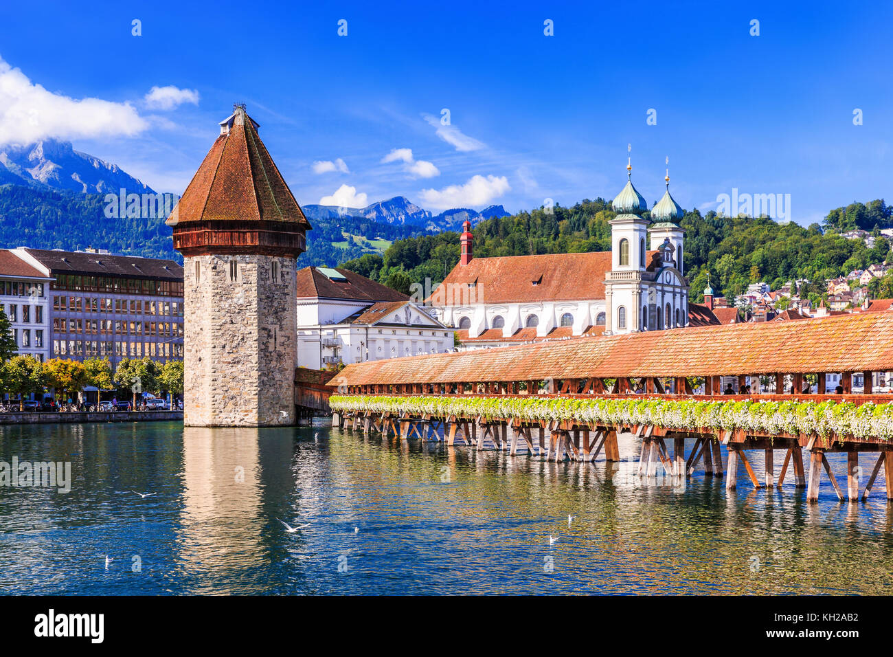 Luzern, Schweiz. Das historische Stadtzentrum mit seinen berühmten Kapellbrücke. (floralpina) Stockfoto