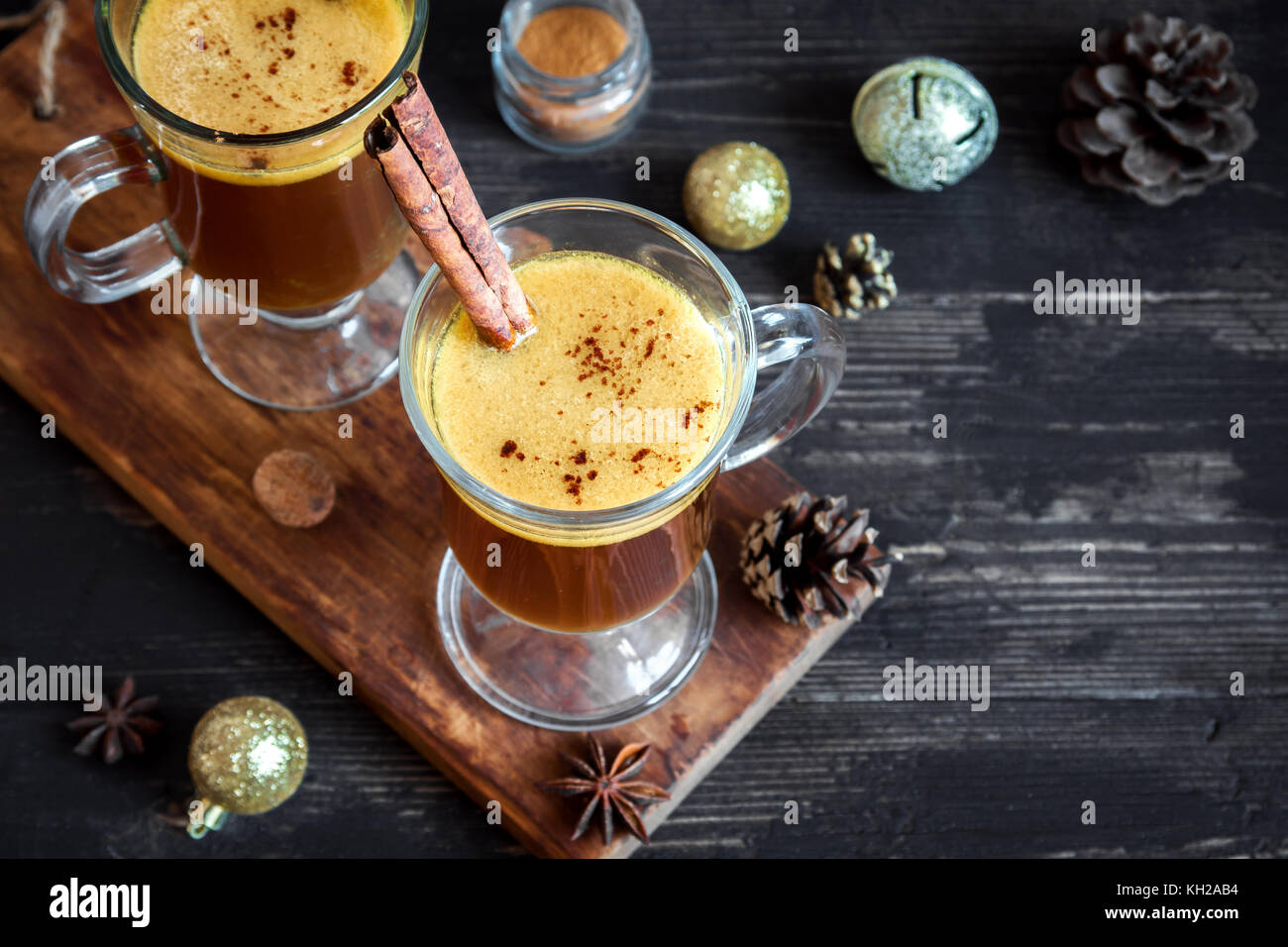 Hot Butter rum Cocktail mit Zimt für Weihnachten und Winter. Hausgemachte festliche Weihnachten heiß trinken. Stockfoto