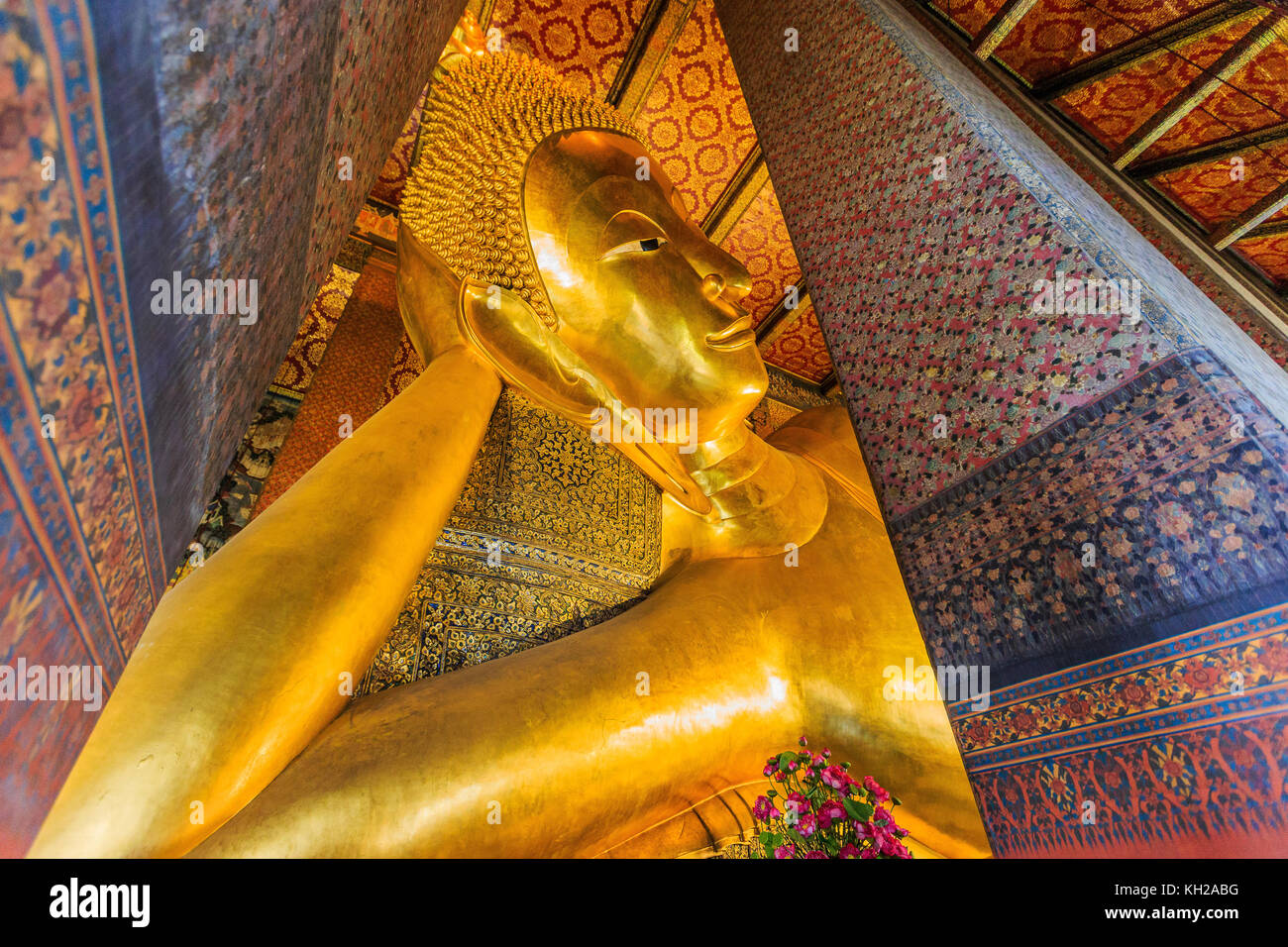 Bangkok, Thailand. Liegenden Buddha, goldene Statue im Wat Pho Tempel. Stockfoto