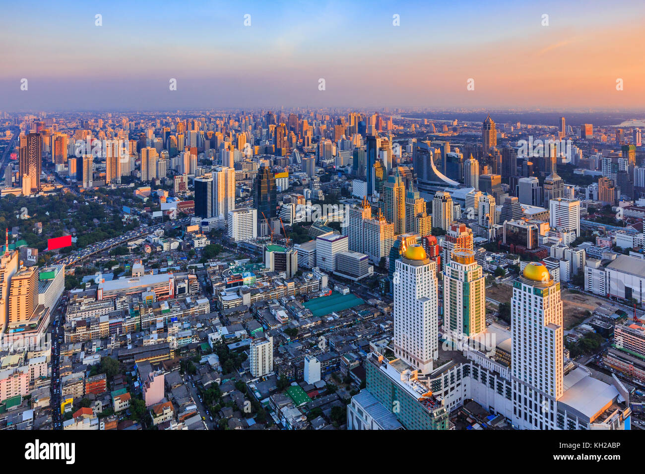 Bangkok, Thailand. Die Skyline der Stadt bei Sonnenuntergang. Stockfoto