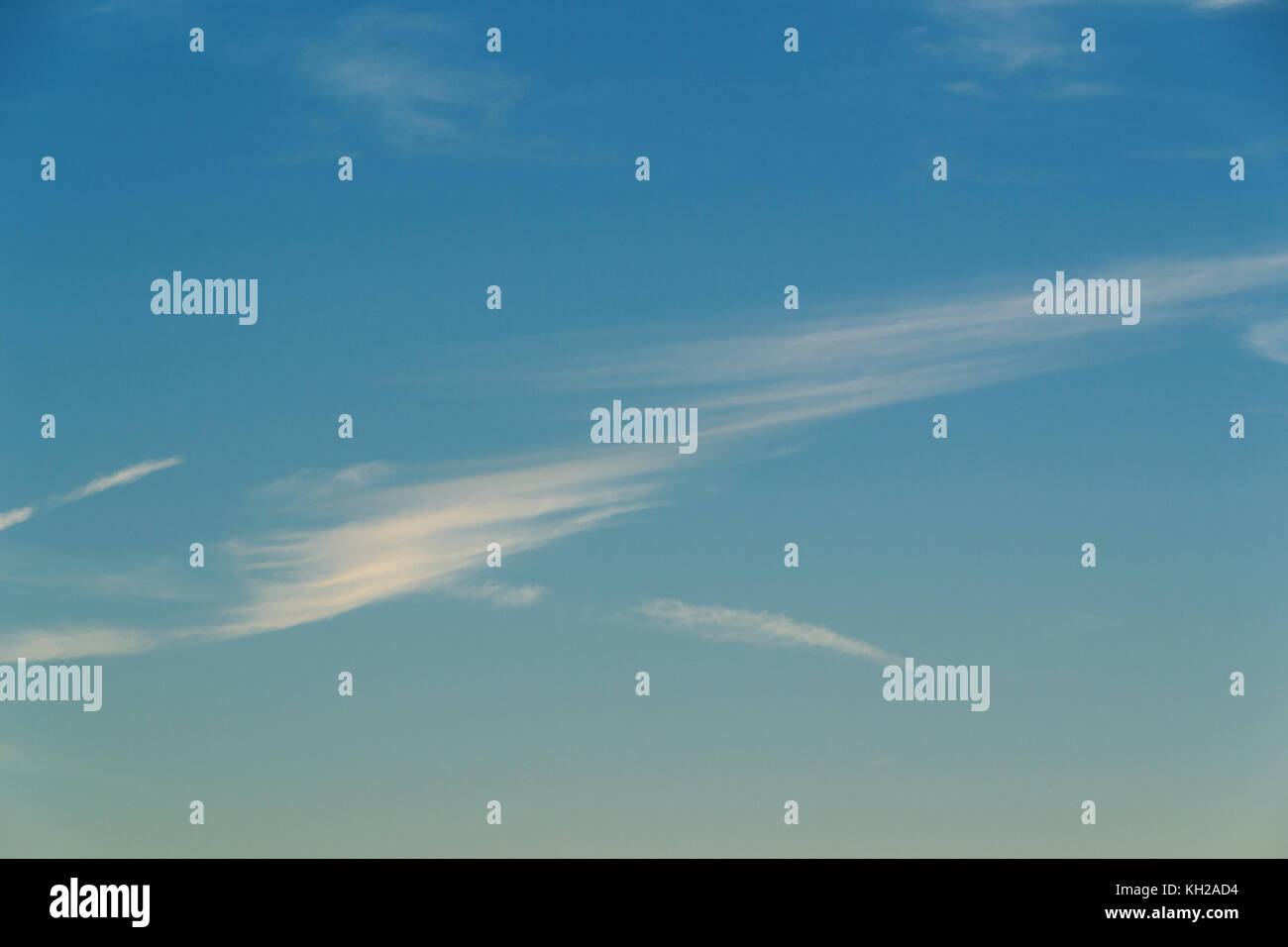 Eine Wolke im blauen Himmel Stockfoto