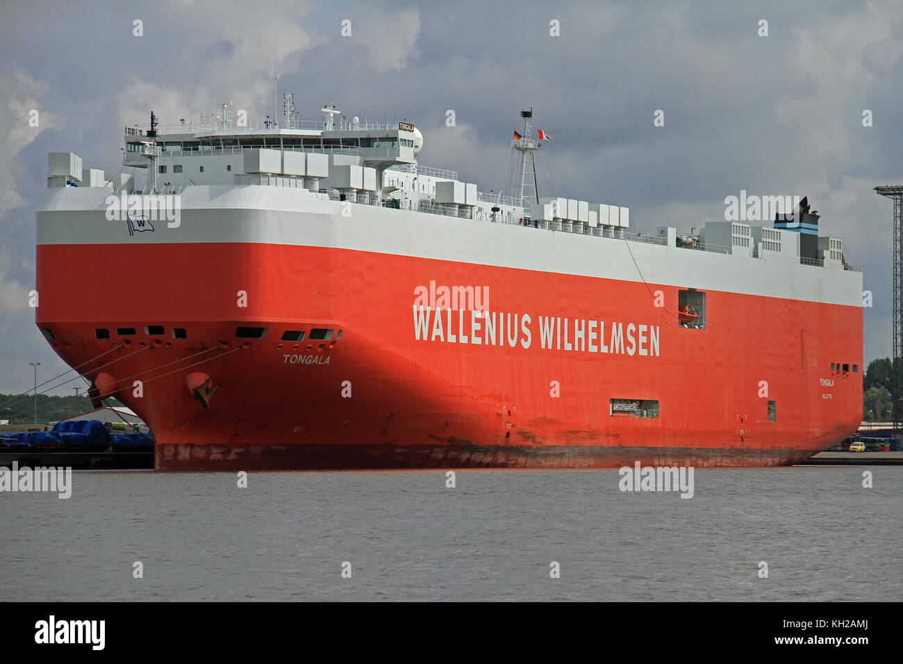 Der Car carrier Tongala ist am 13. Juli 2015 im Hafen von Bremerhaven und ist geladen. Stockfoto
