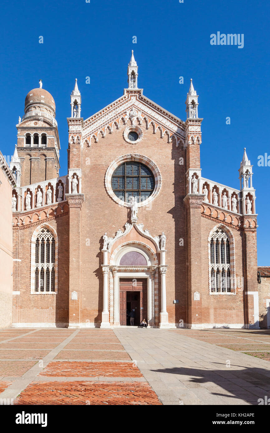 Gotische Fassade der Kirche Madonna dell'Orto, Cannaregio, Venice, Italien mit den Statuen der Apostel. Tintoretto ist hier begraben und die chutch ist Ful Stockfoto