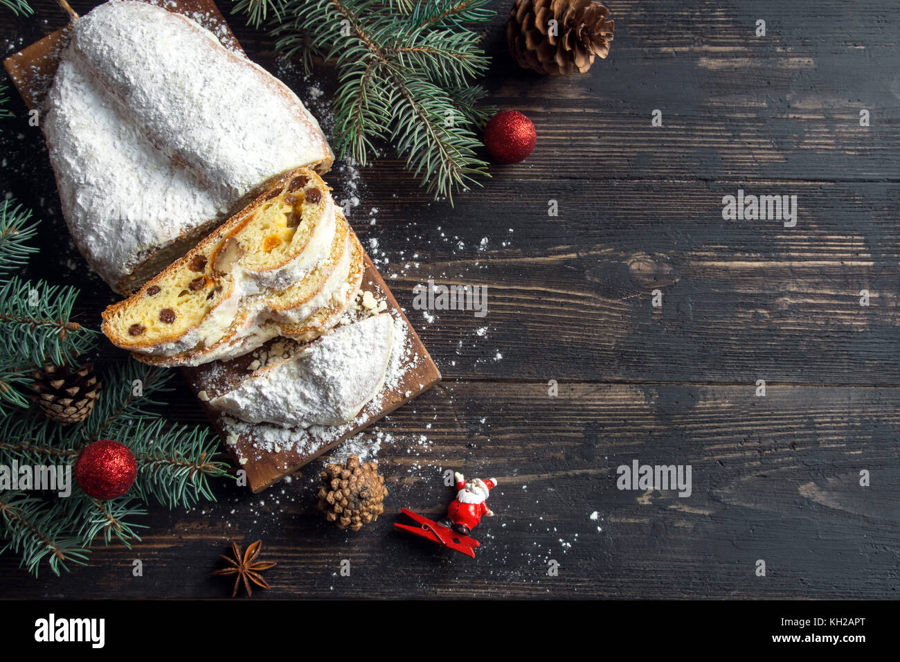 Christstollen auf Holzuntergrund. Traditionelle Weihnachten deutsche, europäische festlichen Nachtisch. Stockfoto