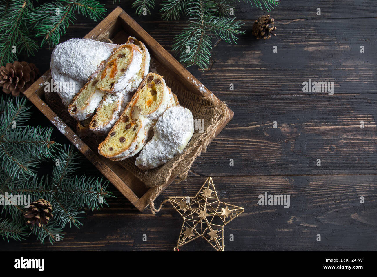 Christstollen auf Holzuntergrund. Traditionelle Weihnachten deutsche, europäische festlichen Nachtisch. Stockfoto