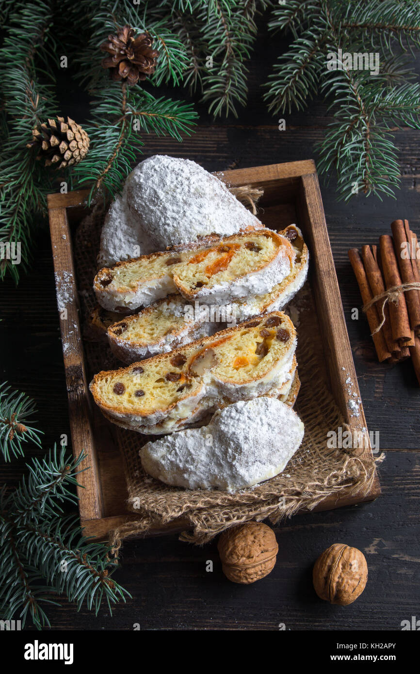 Christstollen auf Holzuntergrund. Traditionelle Weihnachten deutsche, europäische festlichen Nachtisch. Stockfoto