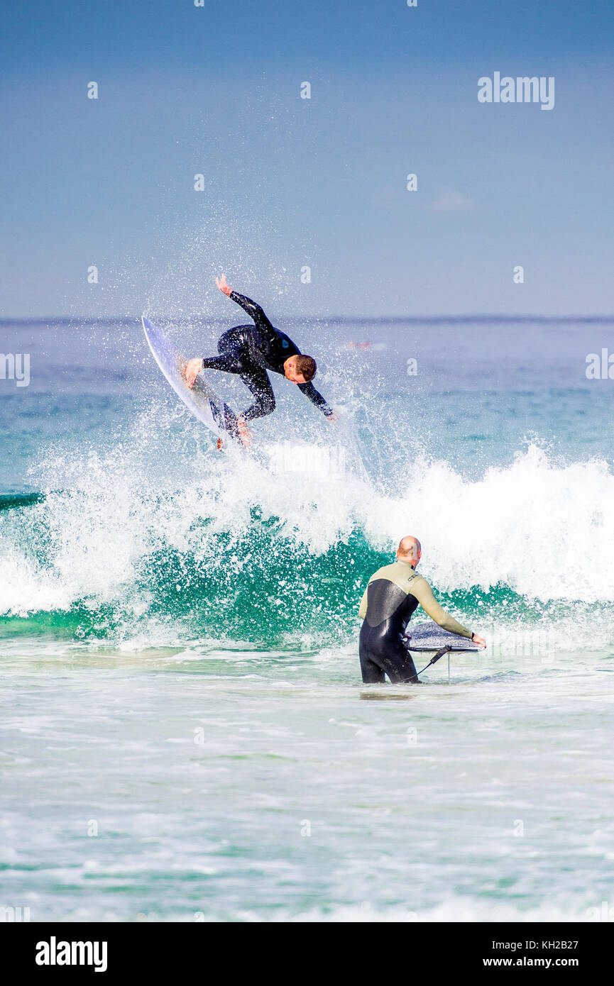 Epische bewegt sich durch ein Surfer auf einer kleinen Tag surfen am Bondi Beach, Sydney, NSW, Australien Stockfoto