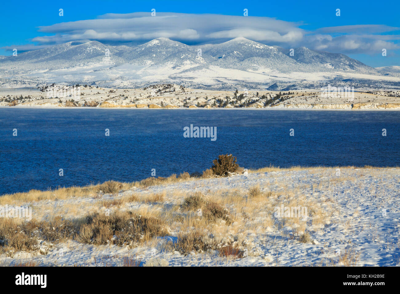 Canyon Ferry Lake und den Großen Belt Berge im Winter in der Nähe von Winston, Montana Stockfoto