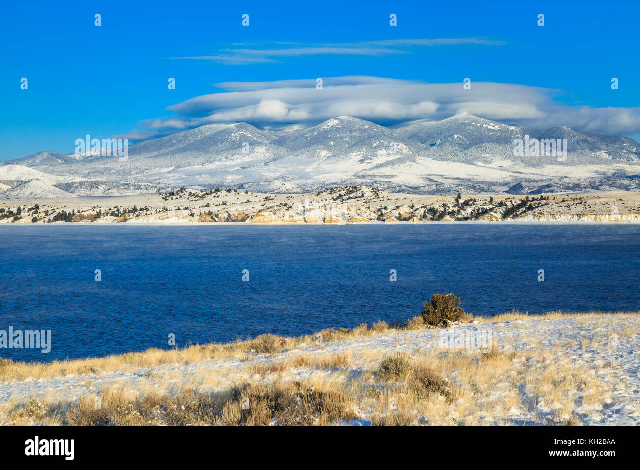 Canyon Ferry Lake und den Großen Belt Berge im Winter in der Nähe von Winston, Montana Stockfoto