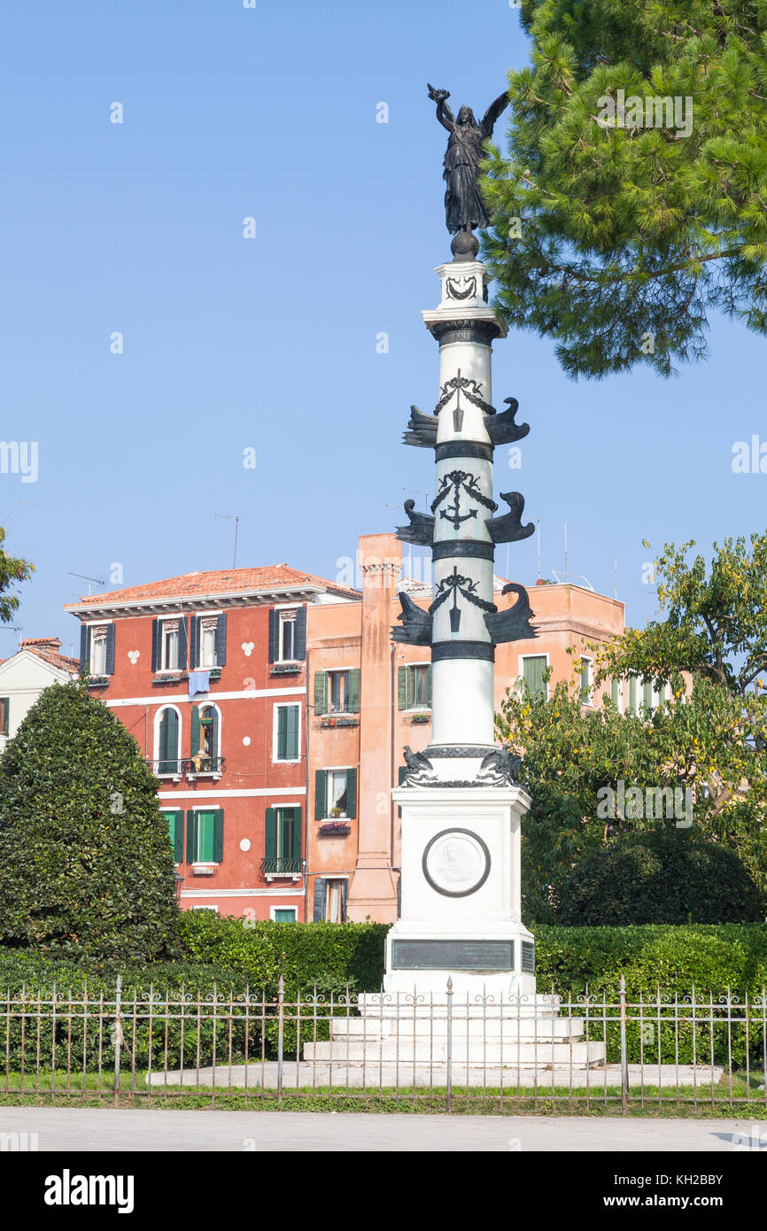 Rostralen Spalte errichtet für Erzherzog Ferdinand Maximilian in Giardini Pubblici, Venedig, Italien. Ursprünglich errichtet im Pula von der österreichischen Marine im Jahr 1876 Stockfoto