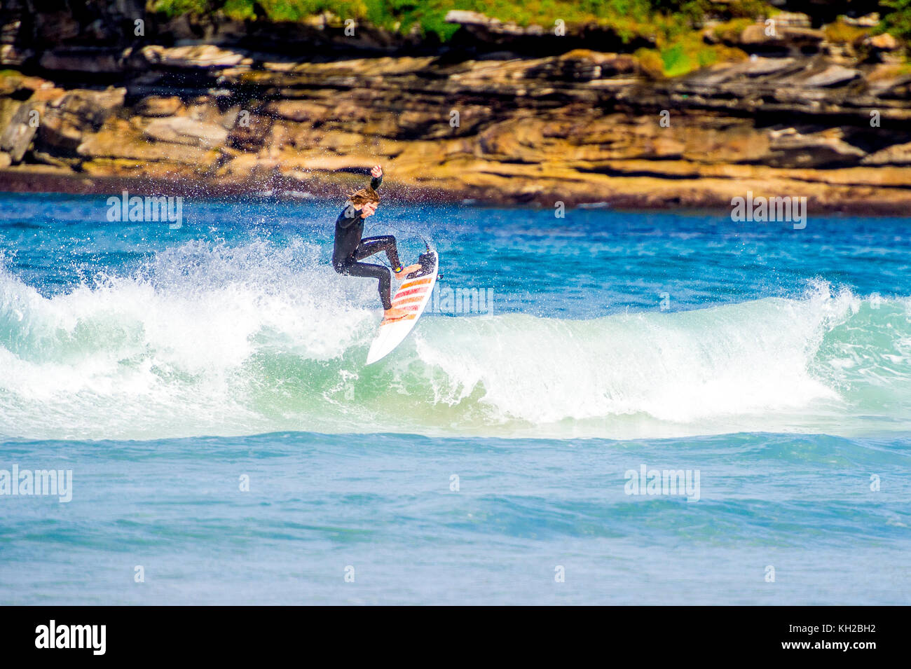 Zwei Surfer kämpfen für eine Welle am Bondi Beach in Sydney, NSW, Australien Stockfoto