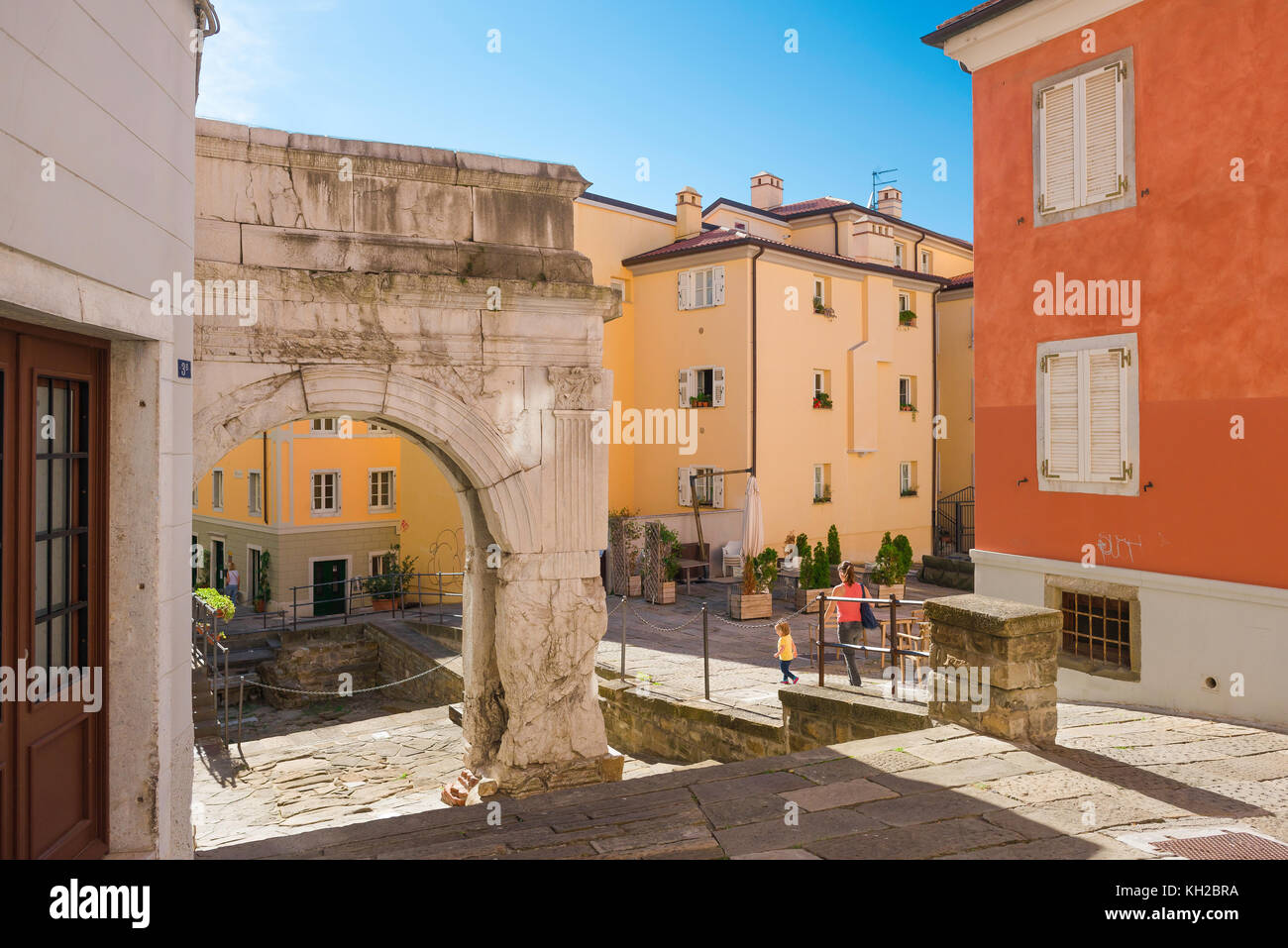 Triest Altstadt, alte römische Bogen wie der Arco di Riccardo vom 18. und 19. Jahrhundert in der Altstadt von Triest umgeben bekannt. Stockfoto