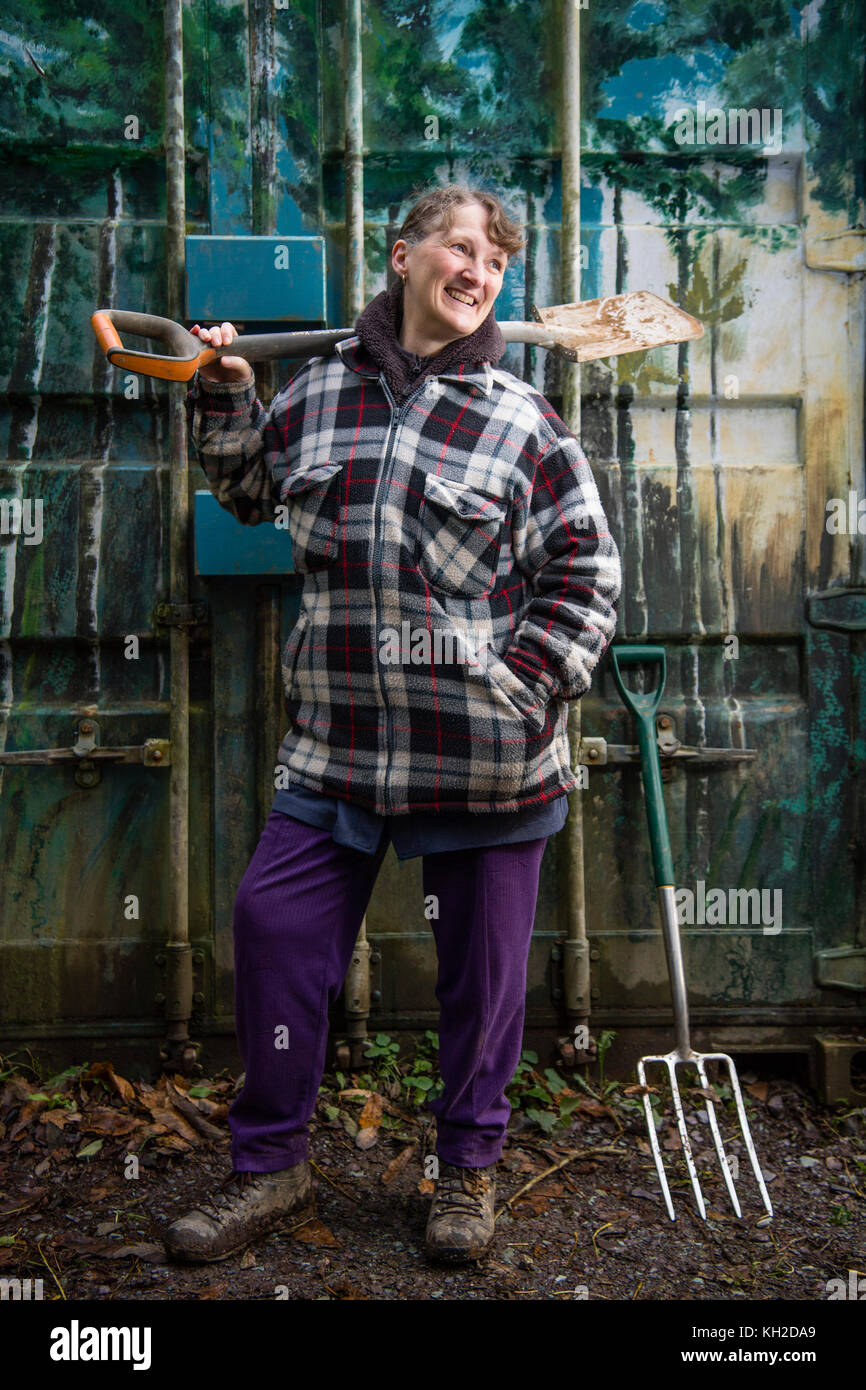 Julie Hillman, eine der wenigen weiblichen Totengräber in Großbritannien, Arbeiten an boduan ist der ewige Wald vertrauen Heiligtum Wald Wald Gräberfeld in der Nähe von Pwllheli, Gwynedd, Wales UK Stockfoto