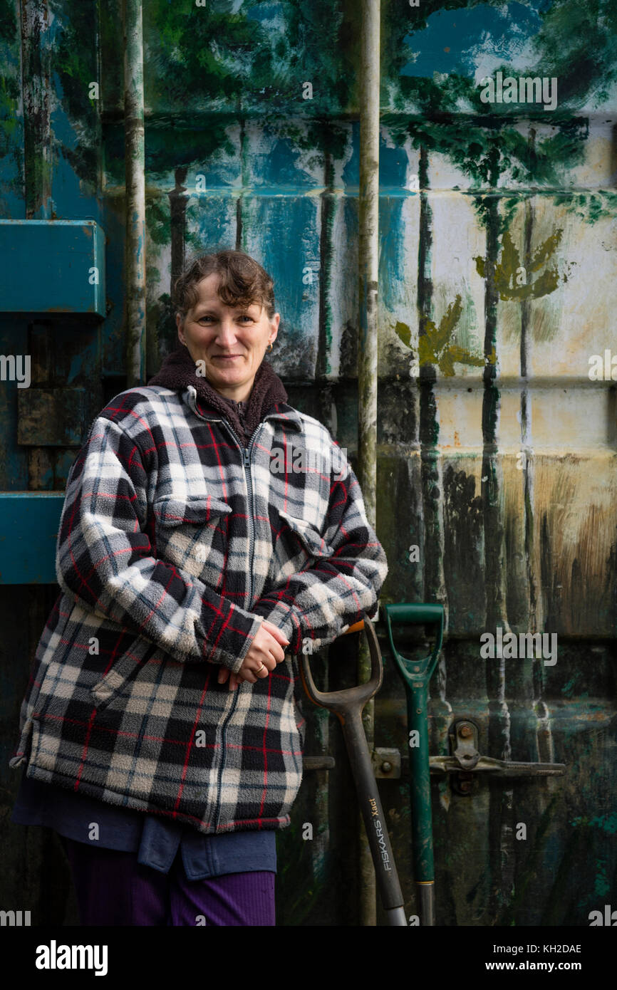 Julie Hillman, eine der wenigen weiblichen Totengräber in Großbritannien, Arbeiten an boduan ist der ewige Wald vertrauen Heiligtum Wald Wald Gräberfeld in der Nähe von Pwllheli, Gwynedd, Wales UK Stockfoto