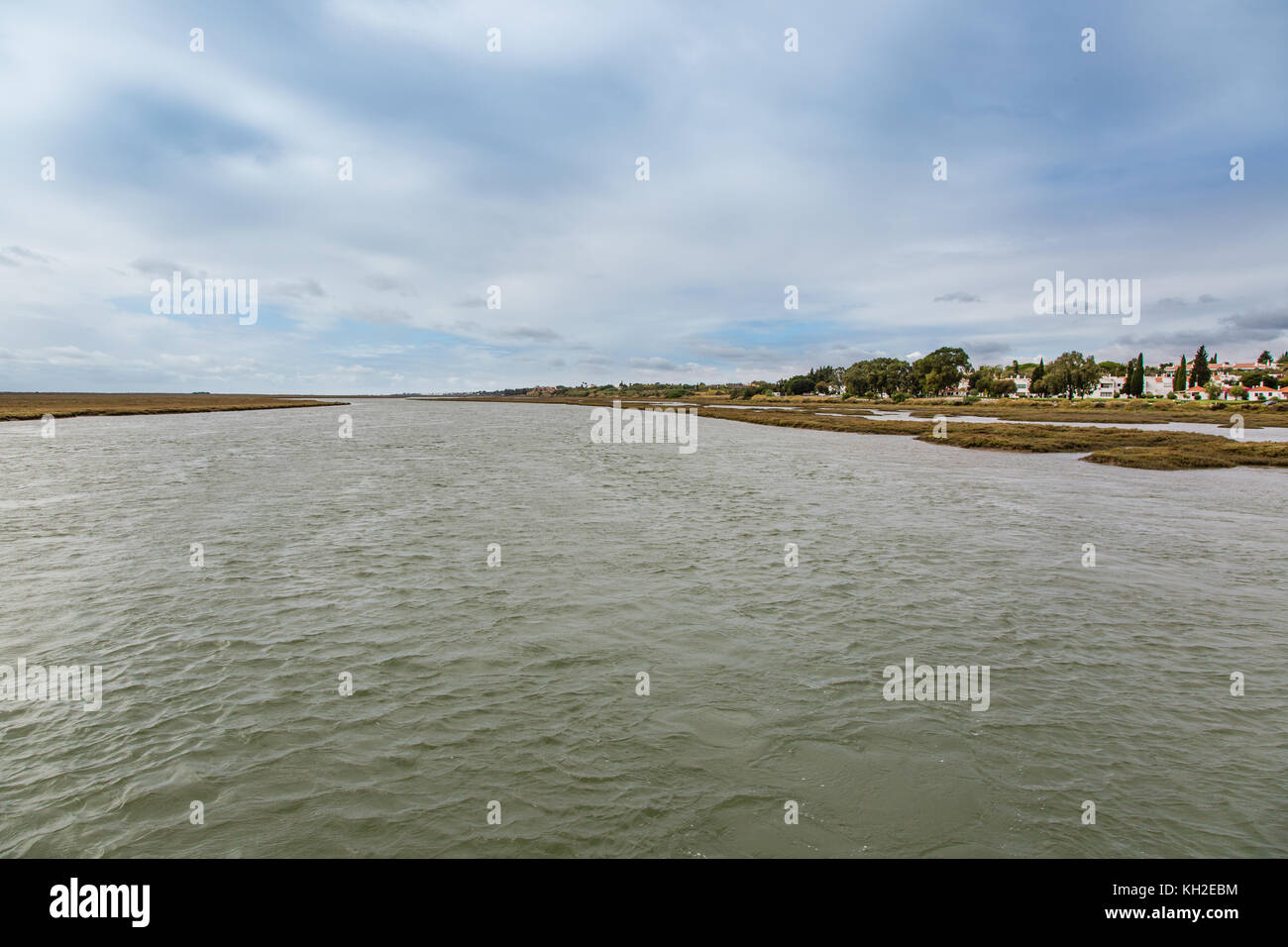 Fluss Gilao und Feuchtgebiete in der Nähe von Tavira. Den südlichen portugiesischen Küste des Atlantiks. Stockfoto