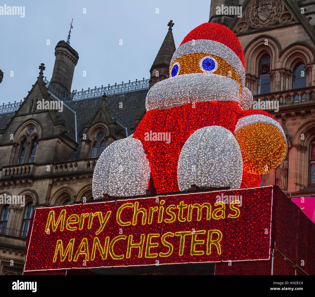 Riesige Santa Claus über dem Eingang zum Rathaus von Manchester, UK. Am 11. November 2017 Am ersten Samstag der Manchester Weihnachtsmärkte für 2 Stockfoto