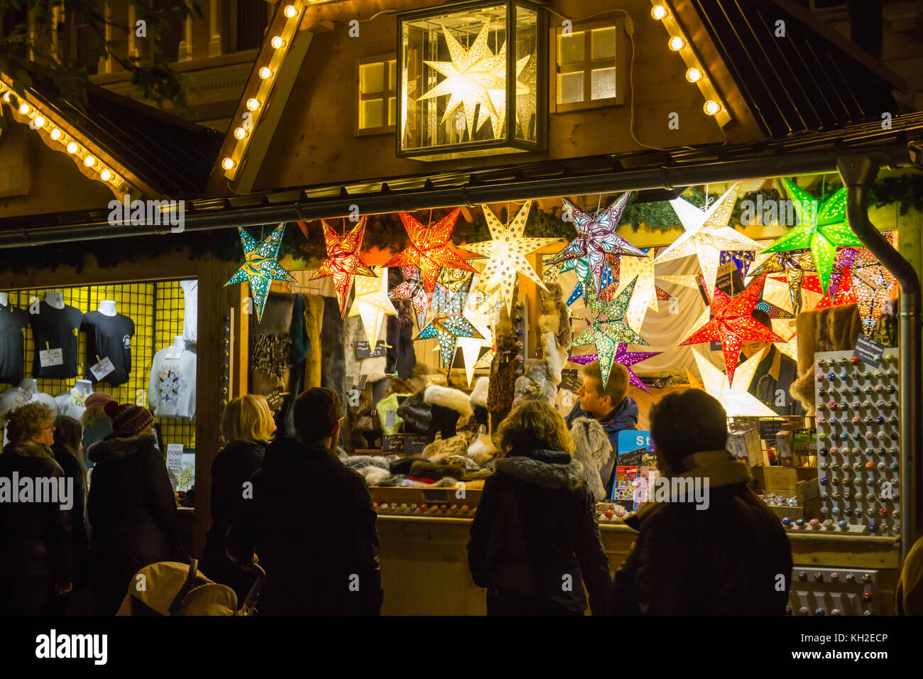 Manchester Weihnachtsmarkt in St Annes Square, Manchester uk am 11. November 2017 einen Stall sellings Große, helle Sterne. Stockfoto