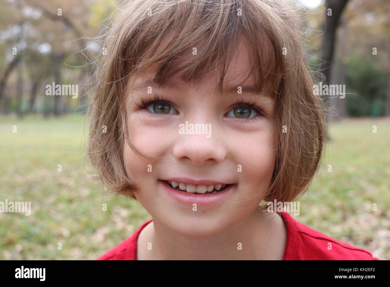 Porträt eines jungen Mädchens mit Wunder in ihren Augen. Stockfoto