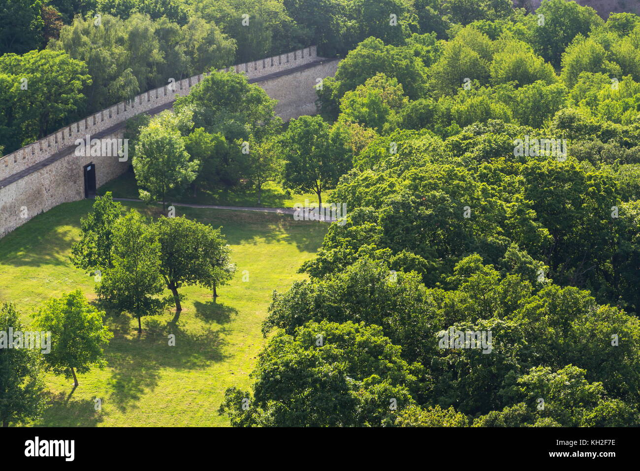 Hunger Wand unter Petrin-turm umgeben von Gärten, Prag Stockfoto