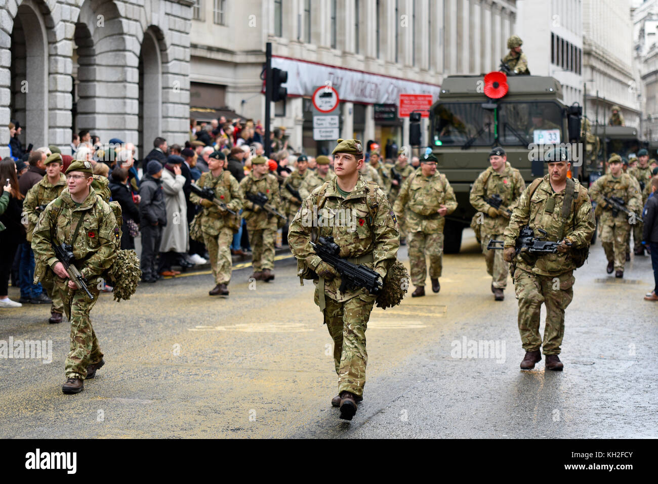 Das London Regiment bei der Lord Mayor's Show Prozession Parade entlang Cheapside, London. In der Stadt. Soldaten Stockfoto