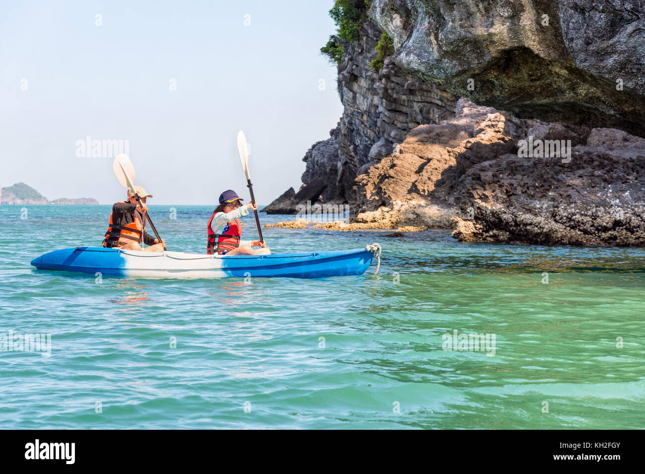 Zwei Frauen sind Mutter und Tochter. Reisen mit dem Boot mit einem Kajak gerne unter dem blauen Himmel Sommer rund um Ko Phi die schöne Natur der Meerblick und Stockfoto