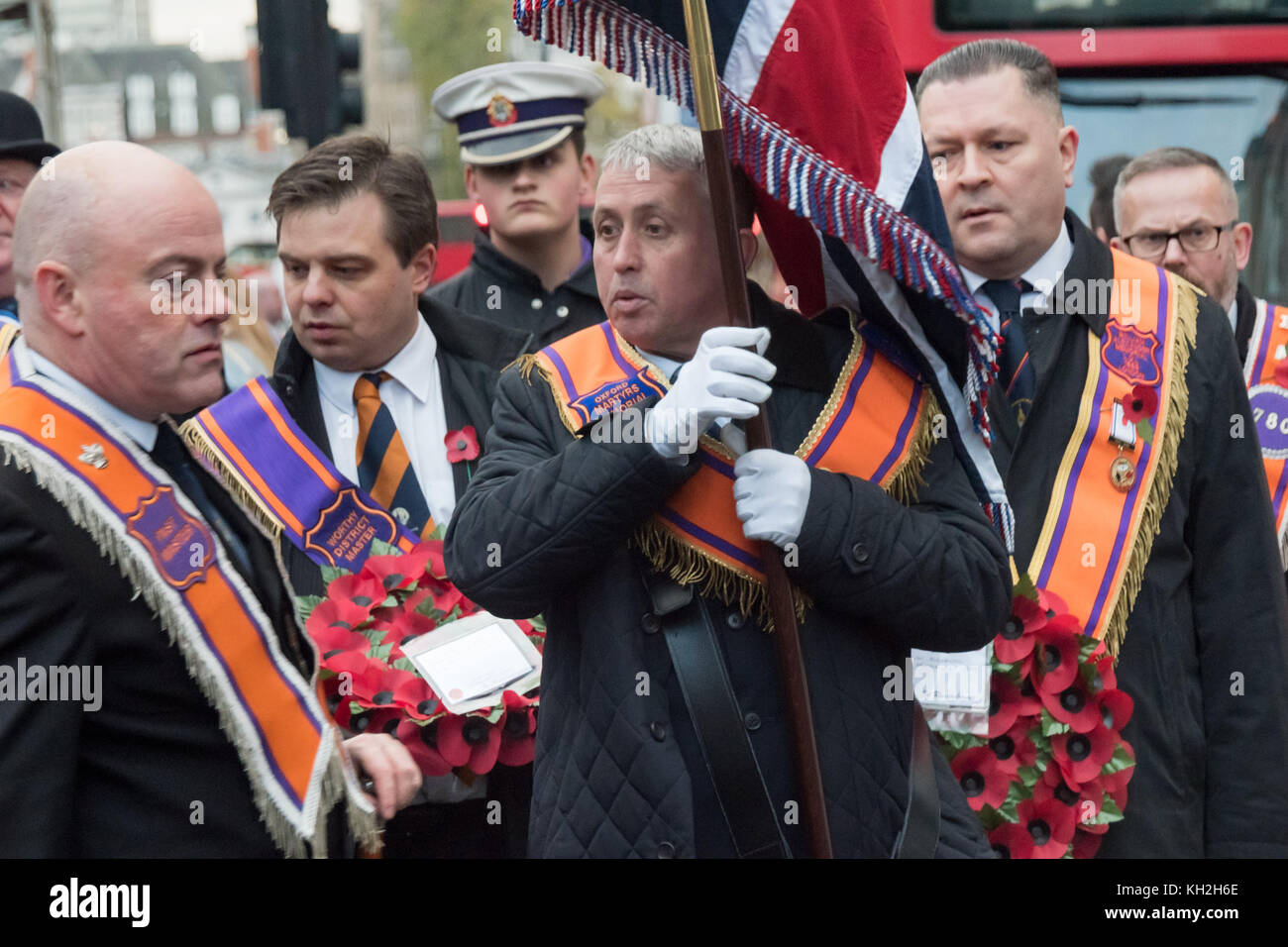 London, Großbritannien. 11. November 2017. Marchers warten auf der Whitehall in der Londoner Stadtteil Nr. 63 und Häuser des Parlaments Lodge jährliche Erinnerung Tag der Parade vor dem kranzniederlegungen am Ehrenmal. Nach kranzniederlegungen am Ehrenmal zogen weg eine andere Kranz, der Herzog von York Spalte zu Ehren des Prinzen Friedrich, Herzog von York, der zweite Sohn von König George III., war ein Großmeister des treuen Orange Institution von England Credit: Peter Marschall/Alamy Leben Nachrichten festlegen Stockfoto