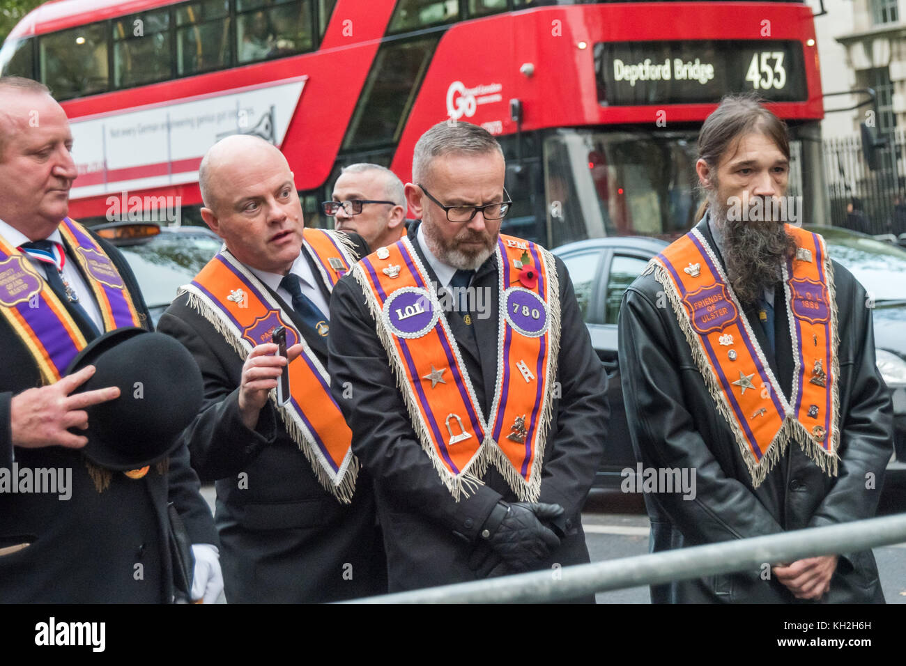 London, Großbritannien. 11. November 2017. Orange Lodge Mitglieder stand auf der kenotaph wie Kränze werden auf den jährlichen Tag der Erinnerung Parade London City District Nr. 63 und die Häuser des Parlaments Lodge gelegt. Sie dann marschierte weg eine andere Kranz, der Herzog von York Spalte zu Ehren des Prinzen Friedrich, Herzog von York, der zweite Sohn von König George III., war ein Großmeister des treuen Orange Institution von England Credit: Peter Marschall/Alamy Leben Nachrichten festlegen Stockfoto