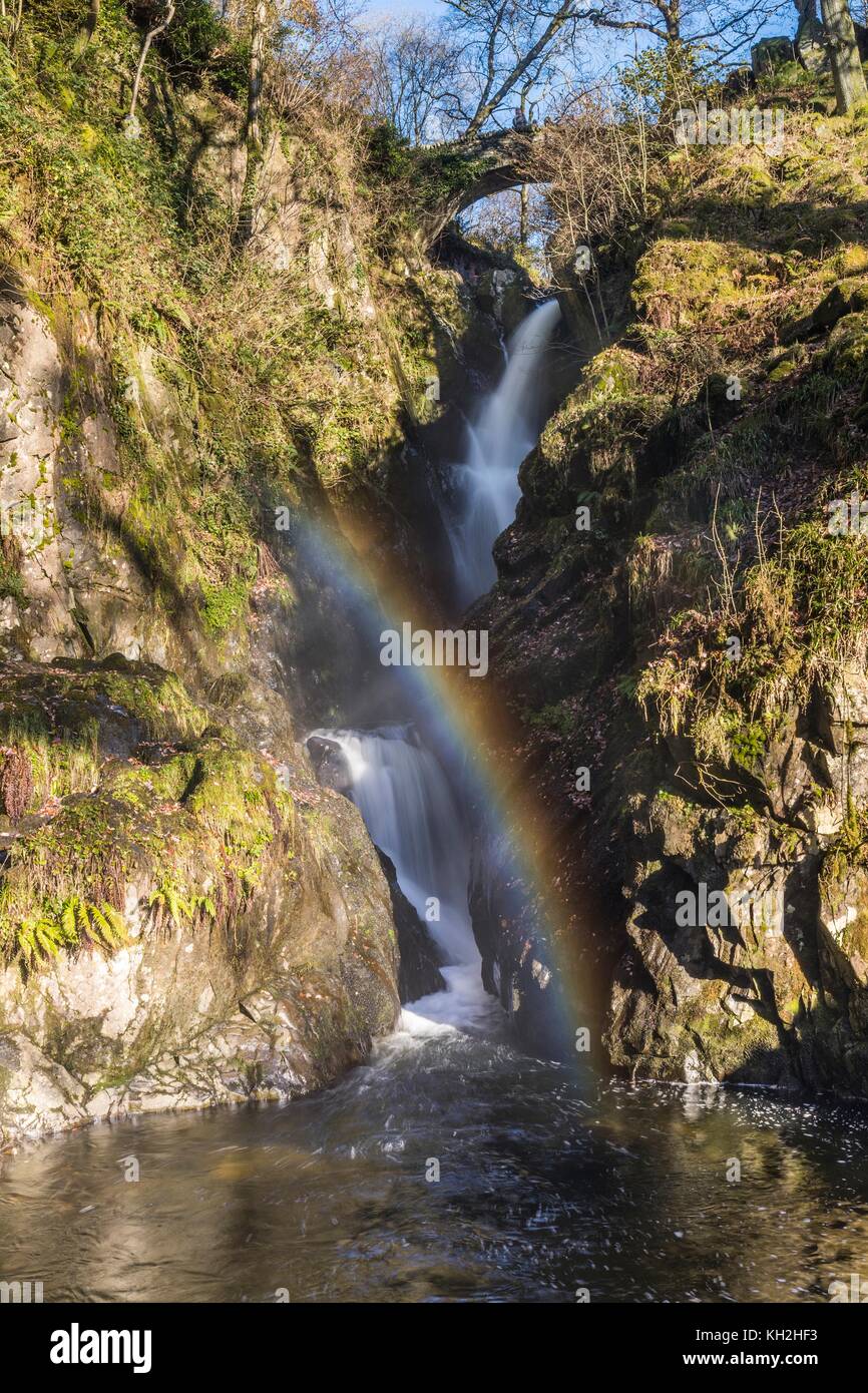 Ullswater, Großbritannien. 12 Nov, 2017. Die aira Force ist ein Wasserfall in der Nähe von Ullswater in Cumbria. Die 70 Fuß hohen Wasserfall leuchtet durch die Wintersonne und beleuchtet ein Regenbogen aus der Kaskade an den Fuß der fallen. Credit: Rich Dyson/alamy leben Nachrichten Stockfoto