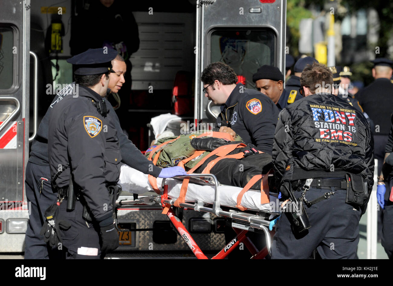 New YORK, NY - 11. NOVEMBER: Ein Veteran des US-Krieges fällt von seinem Pferd und wird später während der Veteran's Day Parade in New York City am 11. November 2017 ins Krankenhaus gebracht. Kredit: Dennis Van Tine/MediaPunch Stockfoto