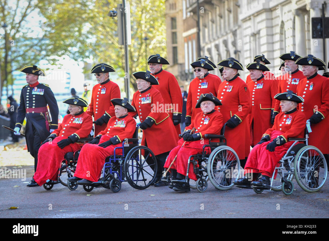 London, Großbritannien. 12. November 2017. Chelsea Rentner vorbei auf ihrem Weg zu Horse Guards Parade. Große Menschenmassen versammeln sich um den Parliament Square und Whitehall auf das Gedenken Sonntag, wo die Mitglieder der königlichen Familie, dignatories und Veteranen gab Tribute zu den Krieg tot am Ehrenmal. Credit: Stephen Chung/Alamy leben Nachrichten Stockfoto