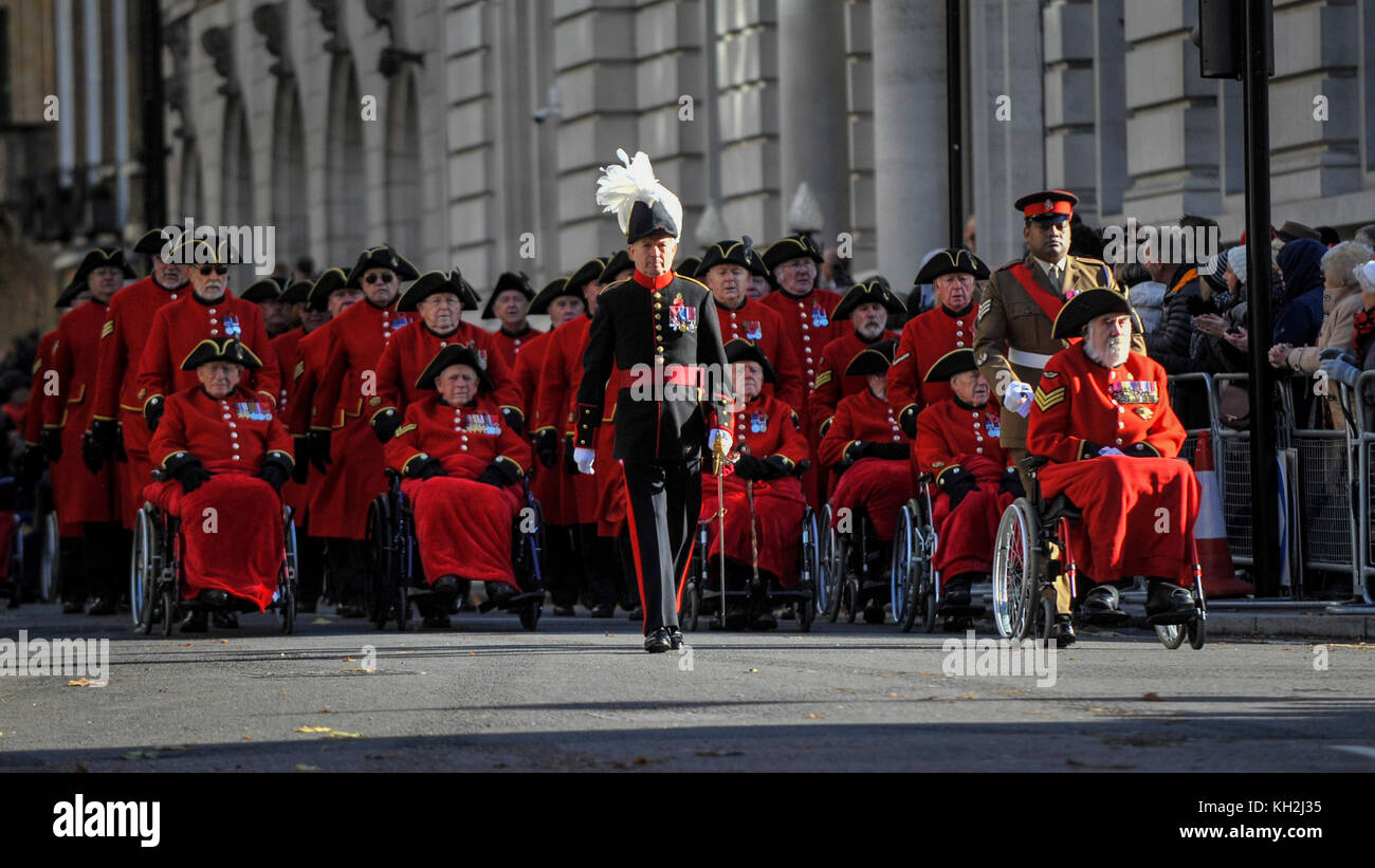 London, Großbritannien. 12. November 2017. (R) Lance Sergeant Johnson Gideon Beharry, VC, CNG, schiebt eine Chelsea Rentner in einem Rollstuhl auf dem Weg zu Horse Guards Parade. Große Menschenmassen versammeln sich um den Parliament Square und Whitehall auf das Gedenken Sonntag, wo die Mitglieder der königlichen Familie, dignatories und Veteranen gab Tribute zu den Krieg tot am Ehrenmal. Credit: Stephen Chung/Alamy leben Nachrichten Stockfoto