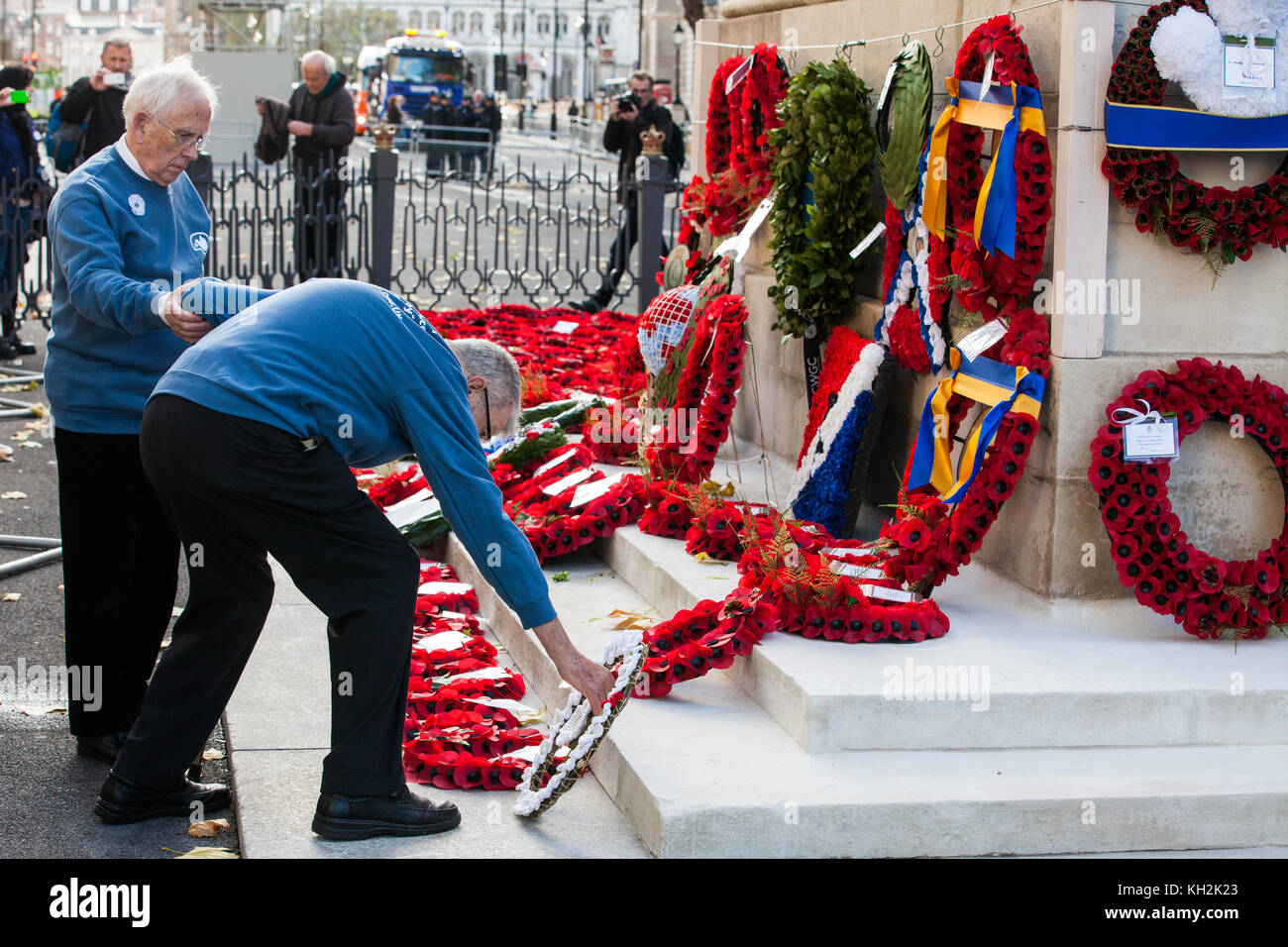 London, Großbritannien. 12. November 2017. ex-Mitarbeitern von den Veteranen für den Frieden uk (vfp-uk) einen Kranz am Ehrenmal zum Gedenken Sonntag. vfp uk im Jahr 2011 gegründet und arbeitet die Außen- und Verteidigungspolitik der uk für das größere Ziel der Frieden in der Welt Einfluss zu nehmen. Quelle: Mark kerrison/alamy leben Nachrichten Stockfoto