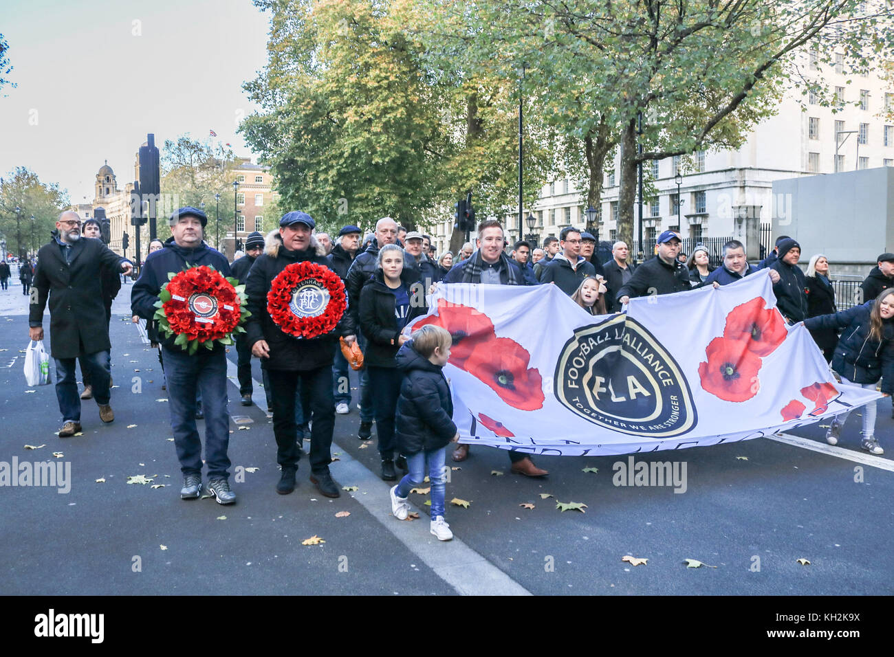 London, Großbritannien. 12. November 2017. Die Mitglieder der Fußball-Jungs Allianz märz hinunter Whitehall, Kränze am Ehrenmal und eine Hommage für die Gefallenen der vergangenen Konflikte legen. Die FLA wurde durch den Fußball-Fans über die jüngsten Terroranschläge in England besorgt gegründet. Credit: Amer ghazzal/Alamy leben Nachrichten Stockfoto