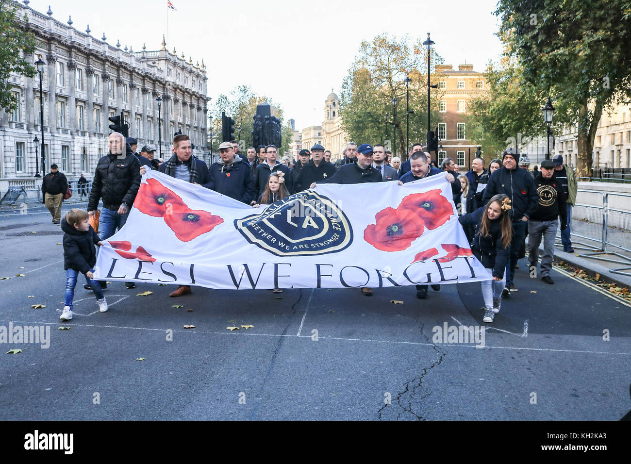 London, Großbritannien. 12. November 2017. Die Mitglieder der Fußball-Jungs Allianz märz hinunter Whitehall Kränze am Ehrenmal und eine Hommage für die Gefallenen der vergangenen Konflikte zu legen. Die fla wurde durch den Fußball-Fans über die jüngsten Terroranschläge in England besorgt gegründet. Credit: Amer ghazzal/alamy leben Nachrichten Stockfoto