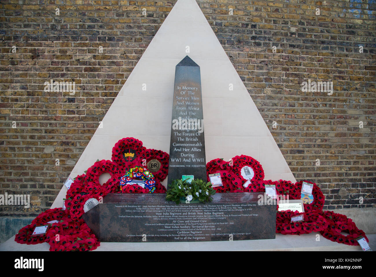 London, Großbritannien. 12 Nov, 2017. Die afrikanischen und karibischen Kriegerdenkmal in Windrush Square, Brixton. Credit: Thabo Jaiyesimi/Alamy leben Nachrichten Stockfoto