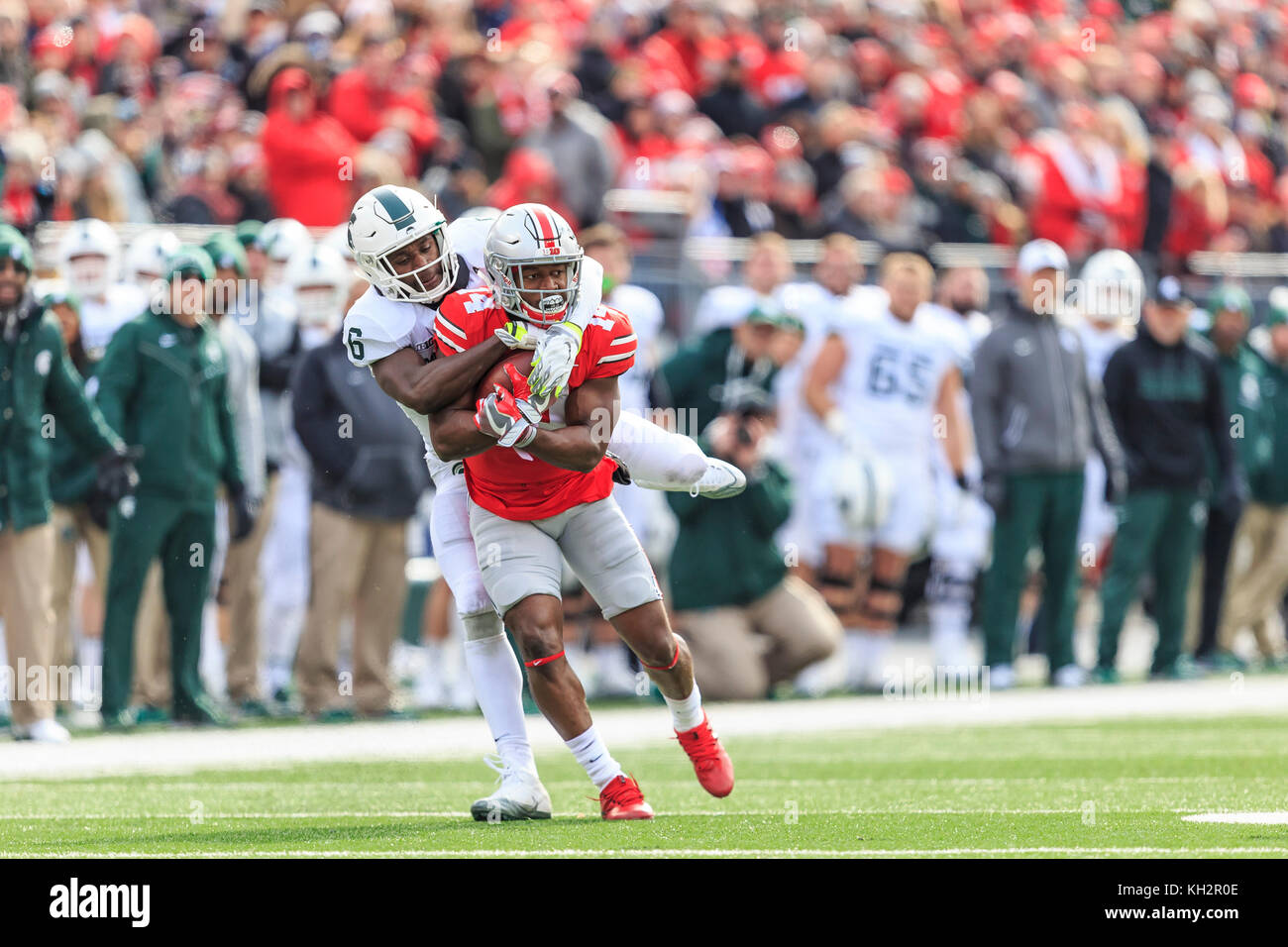 Columbus, Ohio, USA. 11 Nov, 2017. Michigan State Spartans Sicherheit David Dowell (6) Fahrten der Ohio State Buckeyes wide receiver K.J. Hill (14) bei einem Angriff zu versuchen, an den NCAA Football Spiel zwischen den Michigan State Spartans und den Ohio State Buckeyes am Ohio Stadium in Columbus, Ohio. JP Waldron/Cal Sport Media/Alamy leben Nachrichten Stockfoto